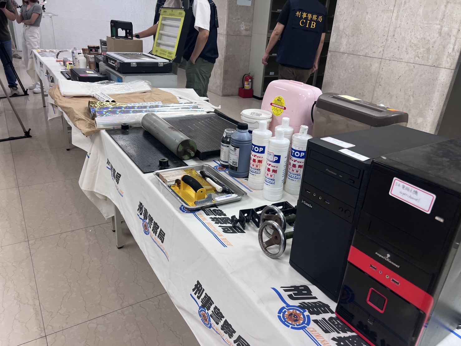 警方查扣的偽鈔證物。（警方提供）