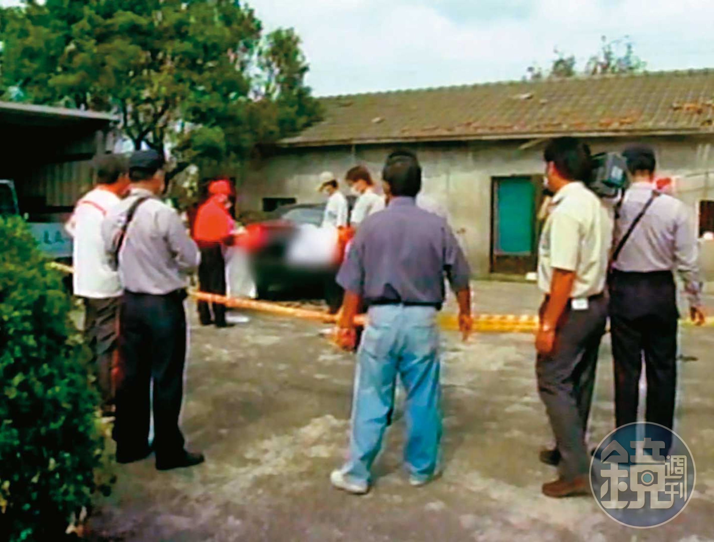 警方獲報後，在藏屍的車輛附近圍起封鎖線採證。（東森新聞提供）