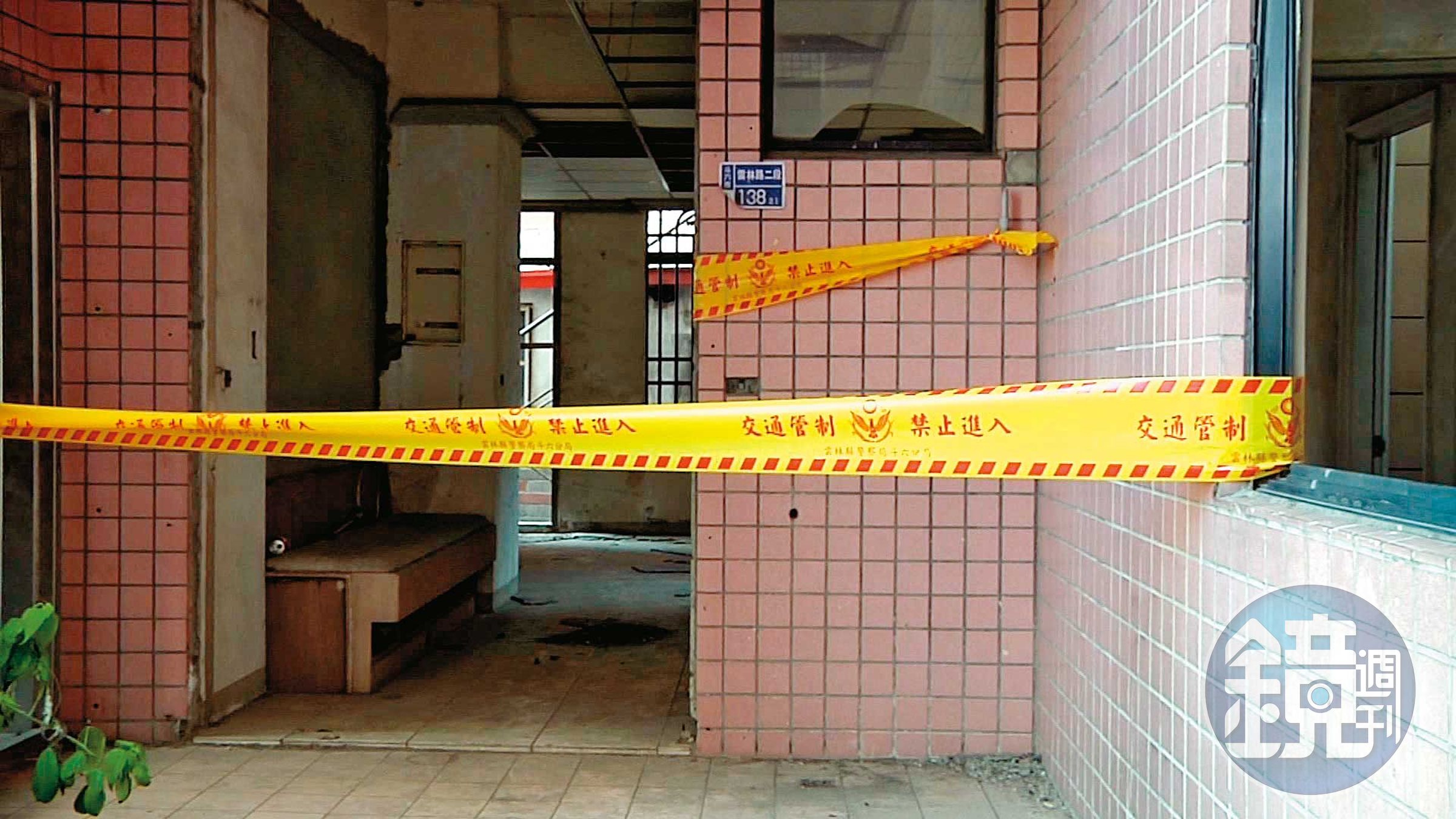 雲林一棟危樓拆除時發現白骨，警方獲報拉起封鎖線蒐證。（東森新聞提供）
