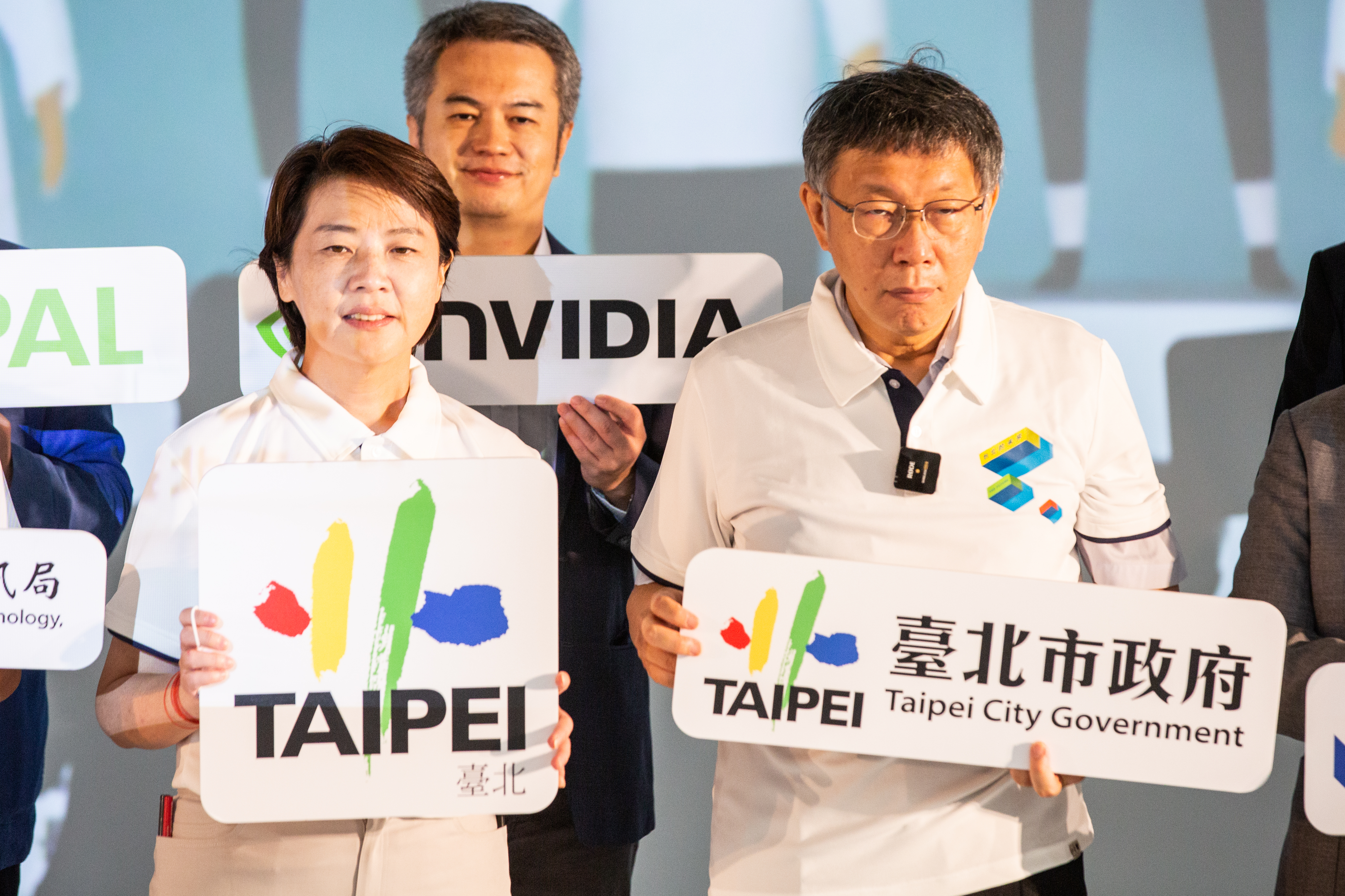 柯文哲（右）被爆留下2.3億北纜BOT案賠款，黃珊珊（左）今發文力挺。（本刊資料照）