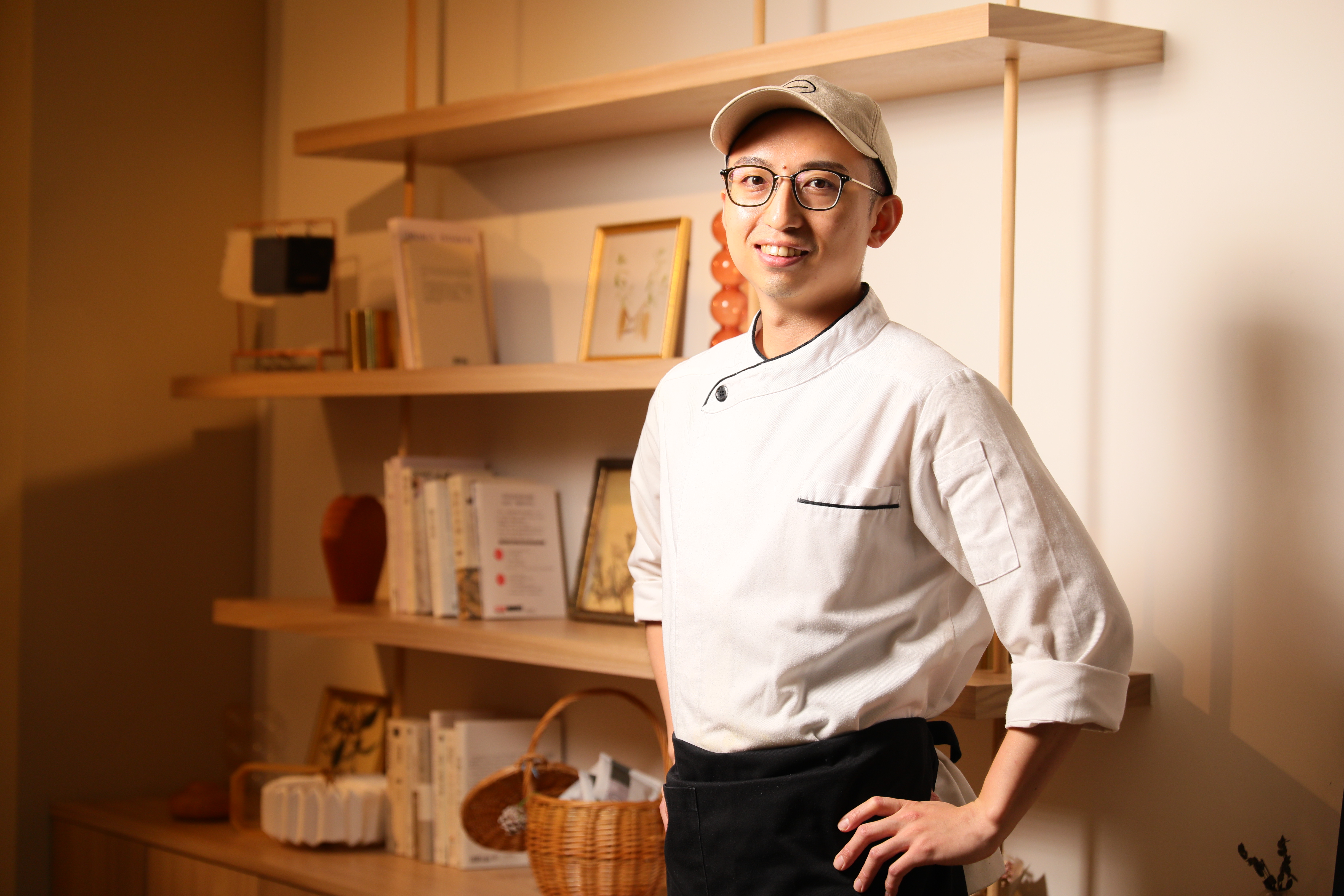 甜點主廚張又仁特別鍾愛精緻的法式甜點，為習得正宗口味，曾遠赴法國巴黎求學。