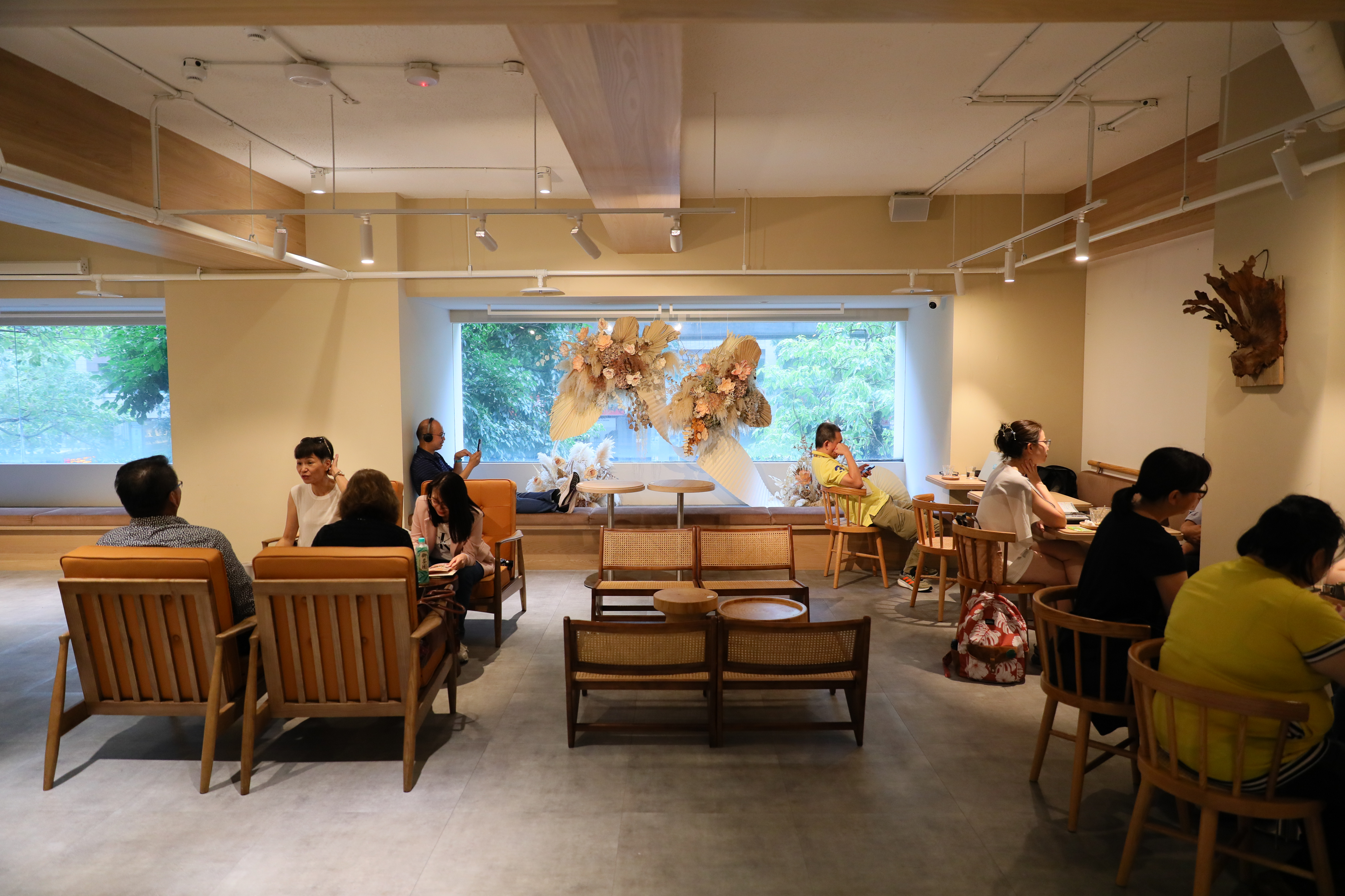 走韓系風格的勺日咖啡廳日好空間店，室內奶茶色溫暖空間，映襯著窗外復興南路的綠意。