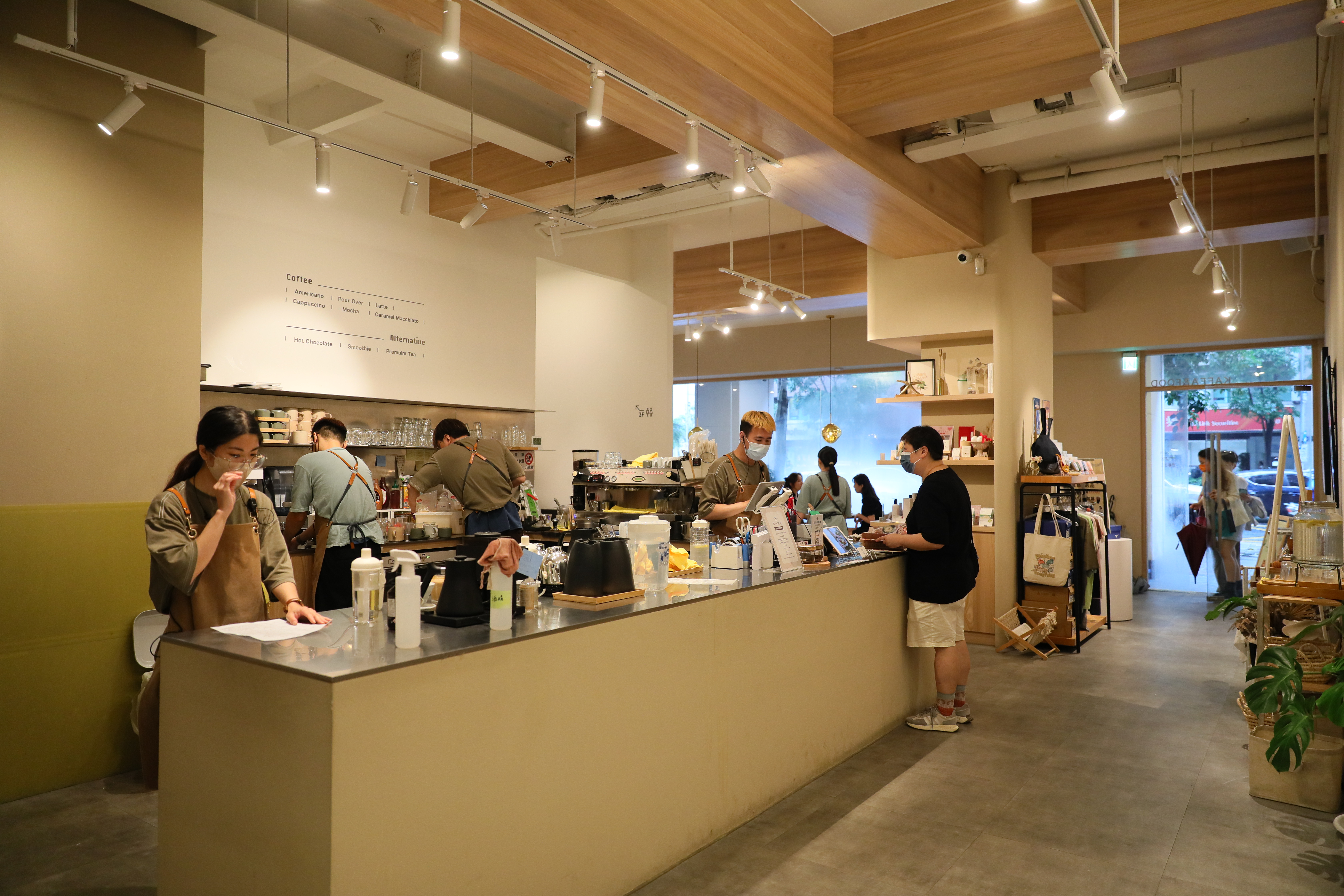 勺日咖啡廳日好空間店採自助式點餐，進門先在吧台點餐後才能入座。