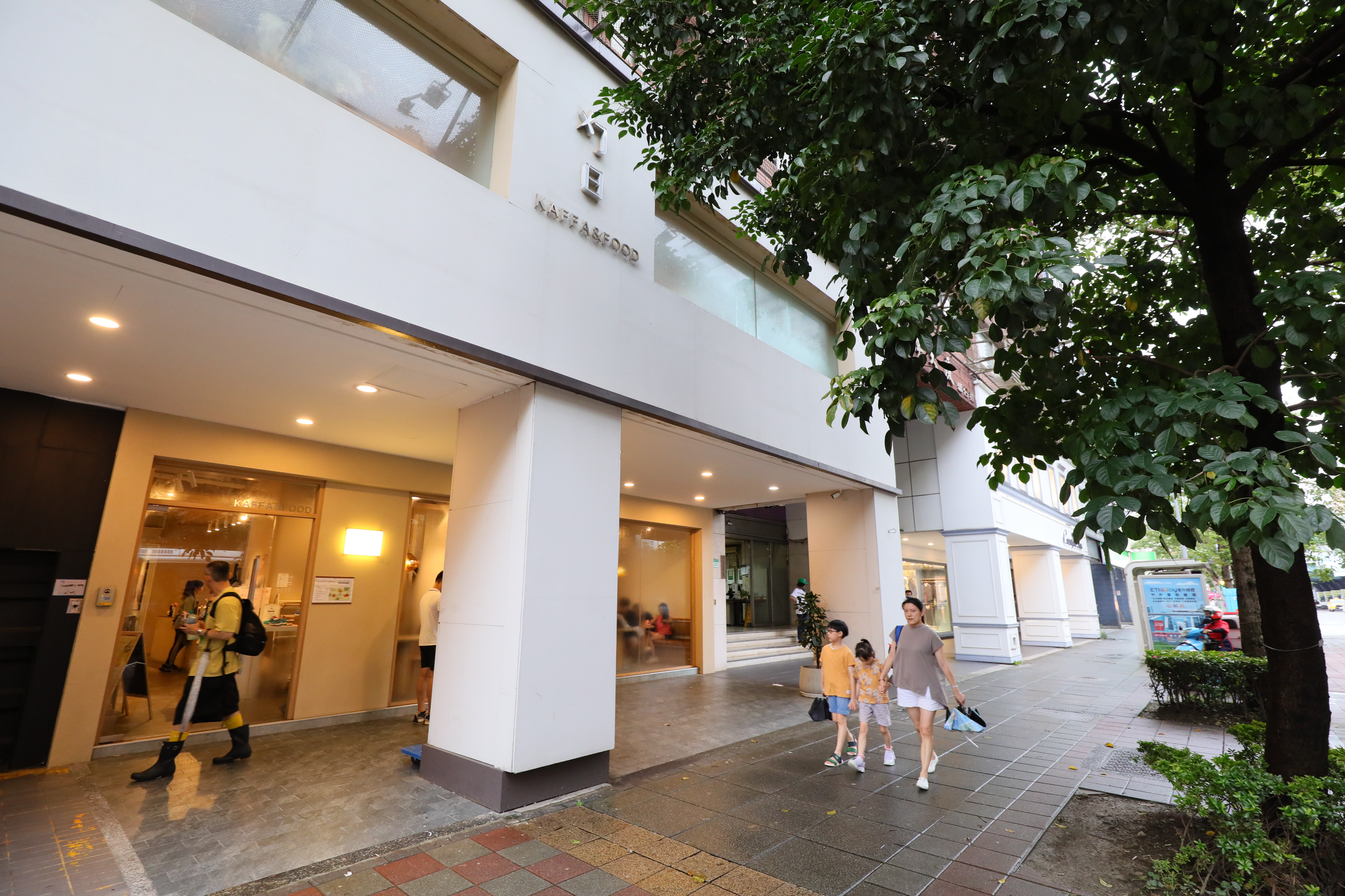 開在台北復興南路上的勺日，是品牌旗艦店，旁邊就是同一集團的嘉裕西服。