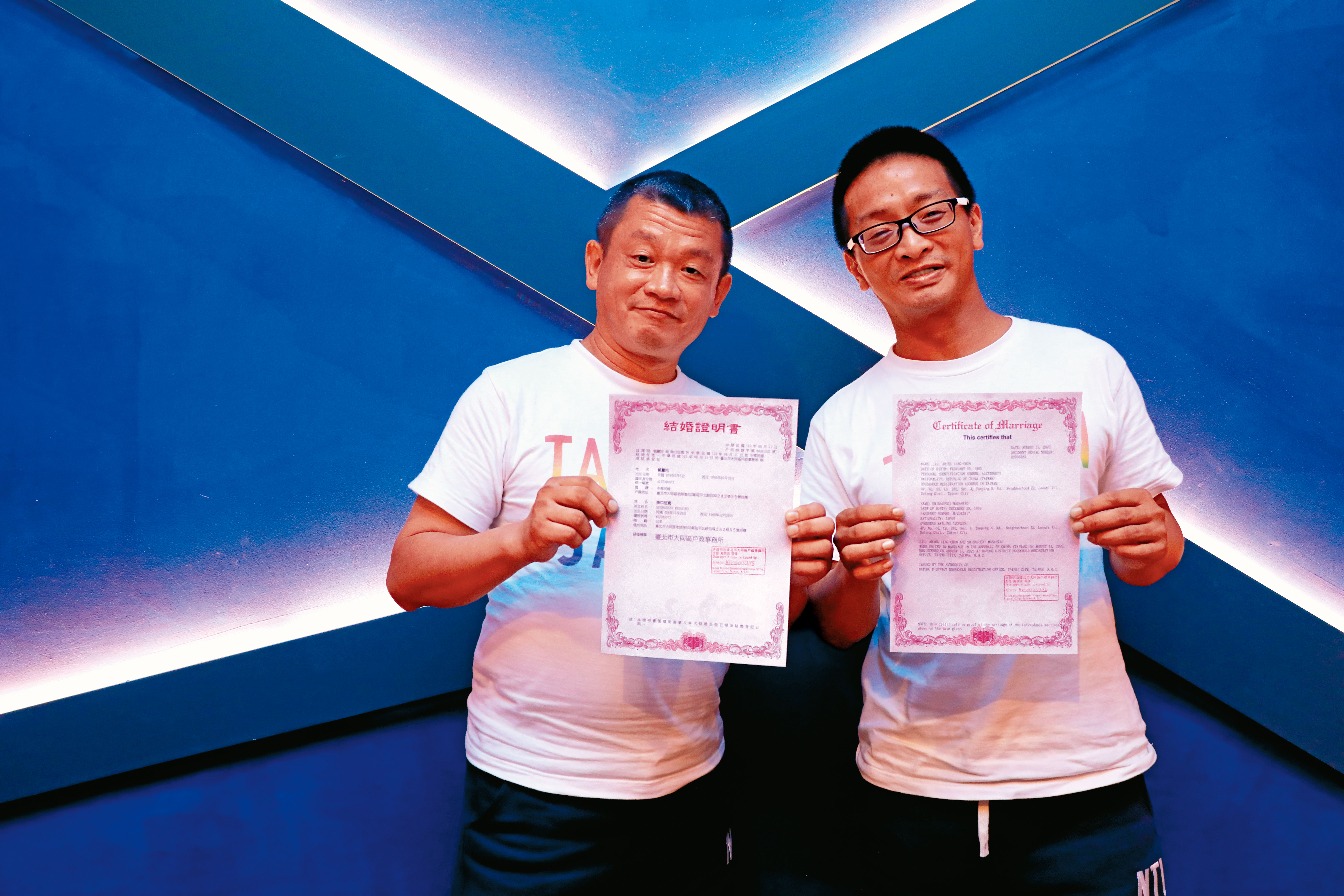 日本愛知縣高濱市議員柴口征寬（左）近日抵台，與台籍同性伴侶劉靈均（右）登記結婚，創日本政壇紀錄，2人接受本刊採訪秀出他們的結婚證書。