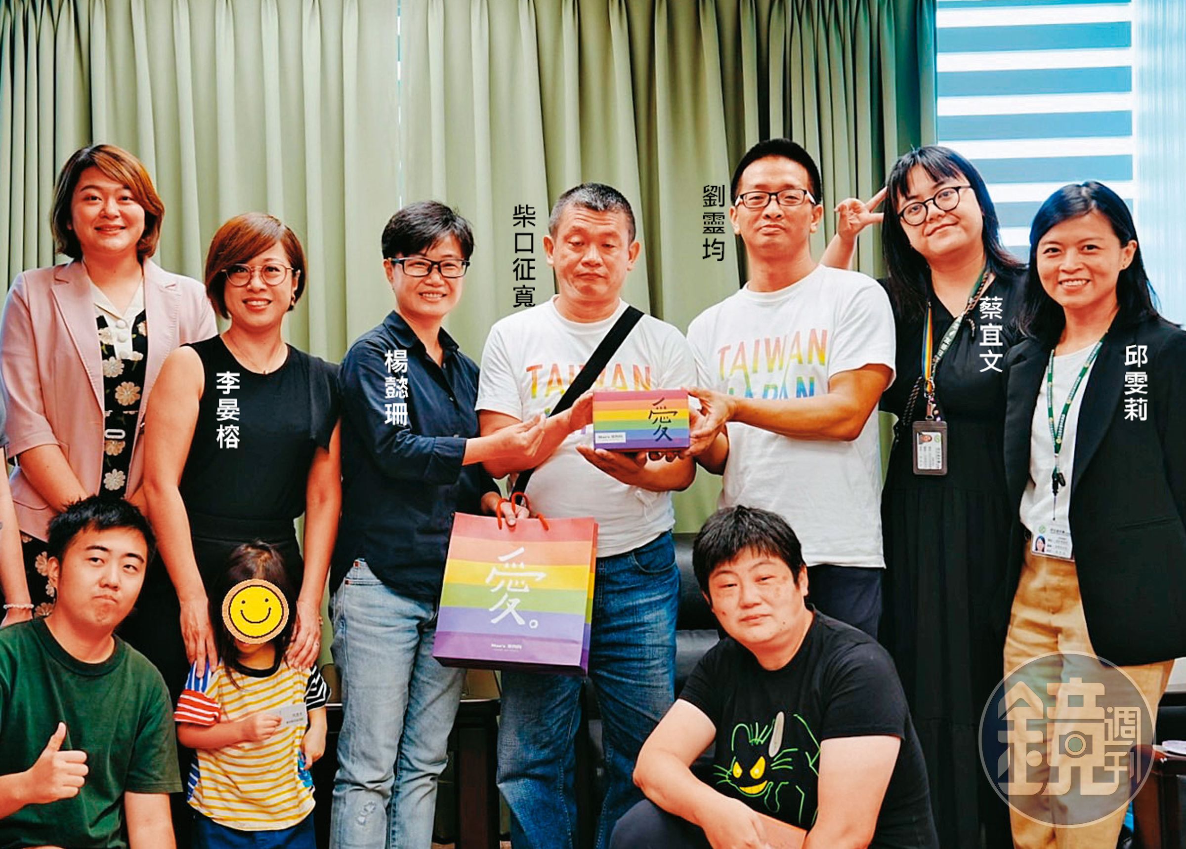 黨籍是日本共產黨的柴口征寬（後排右4），這次來台結婚順道拜會民進黨性平部等主管，堪稱另類「民共交流」。（民進黨性平部提供）