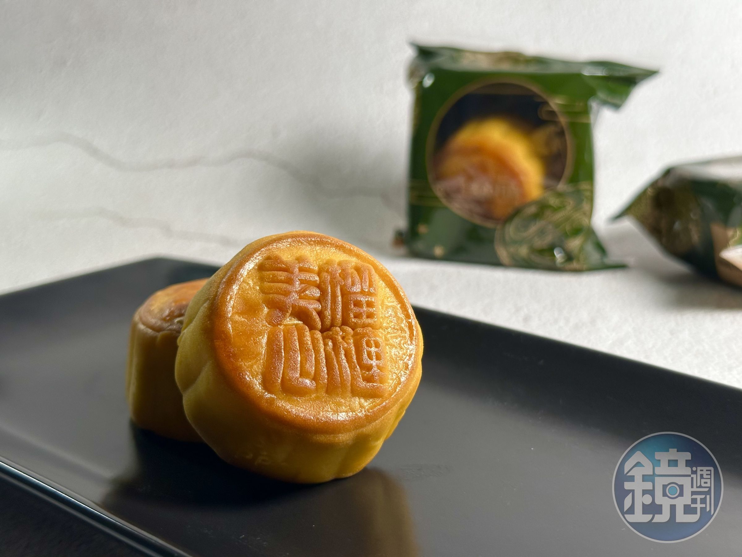 月餅外皮軟黏，不會覺得乾噎。