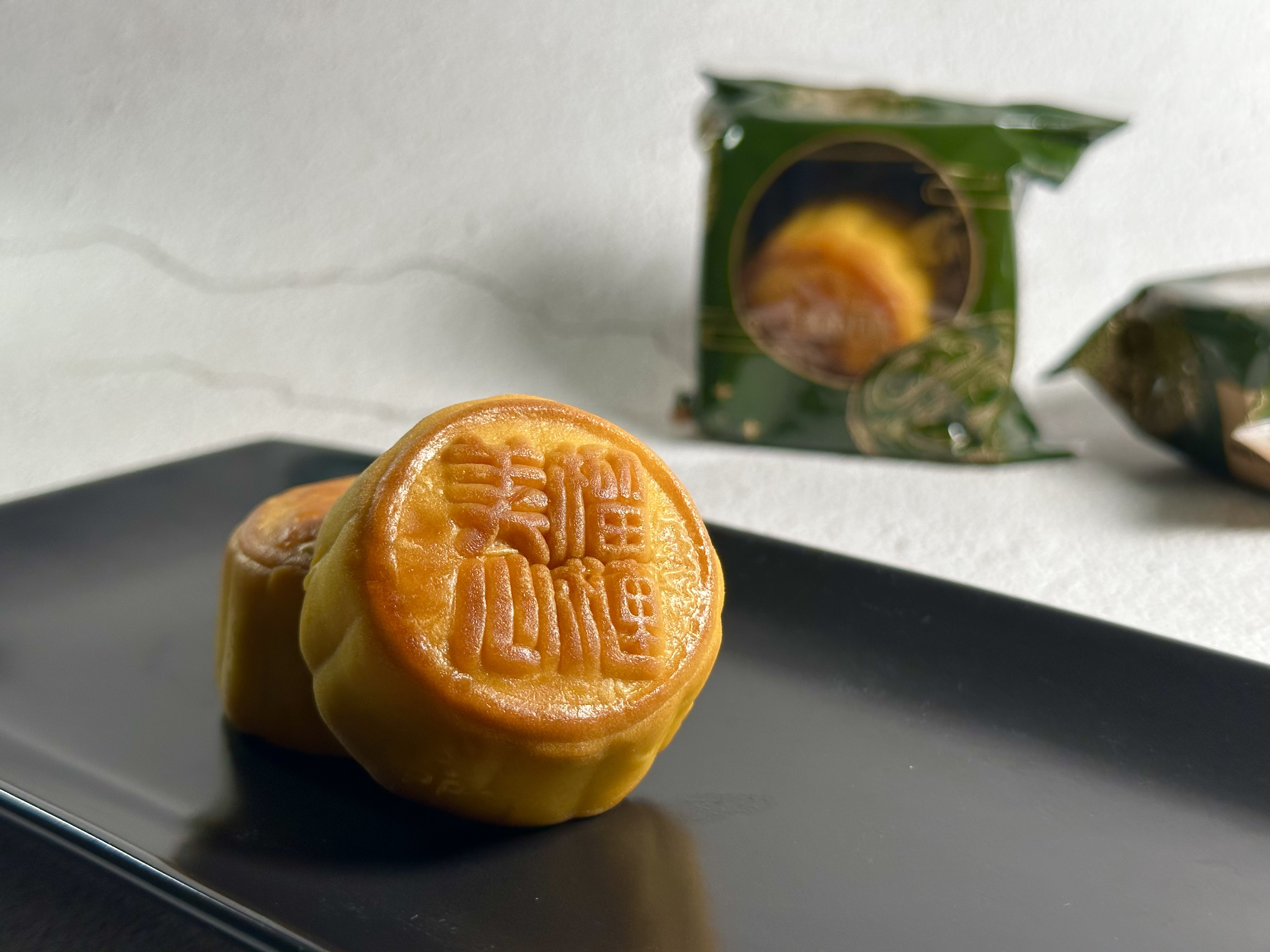 月餅外皮軟黏，不會覺得乾噎。