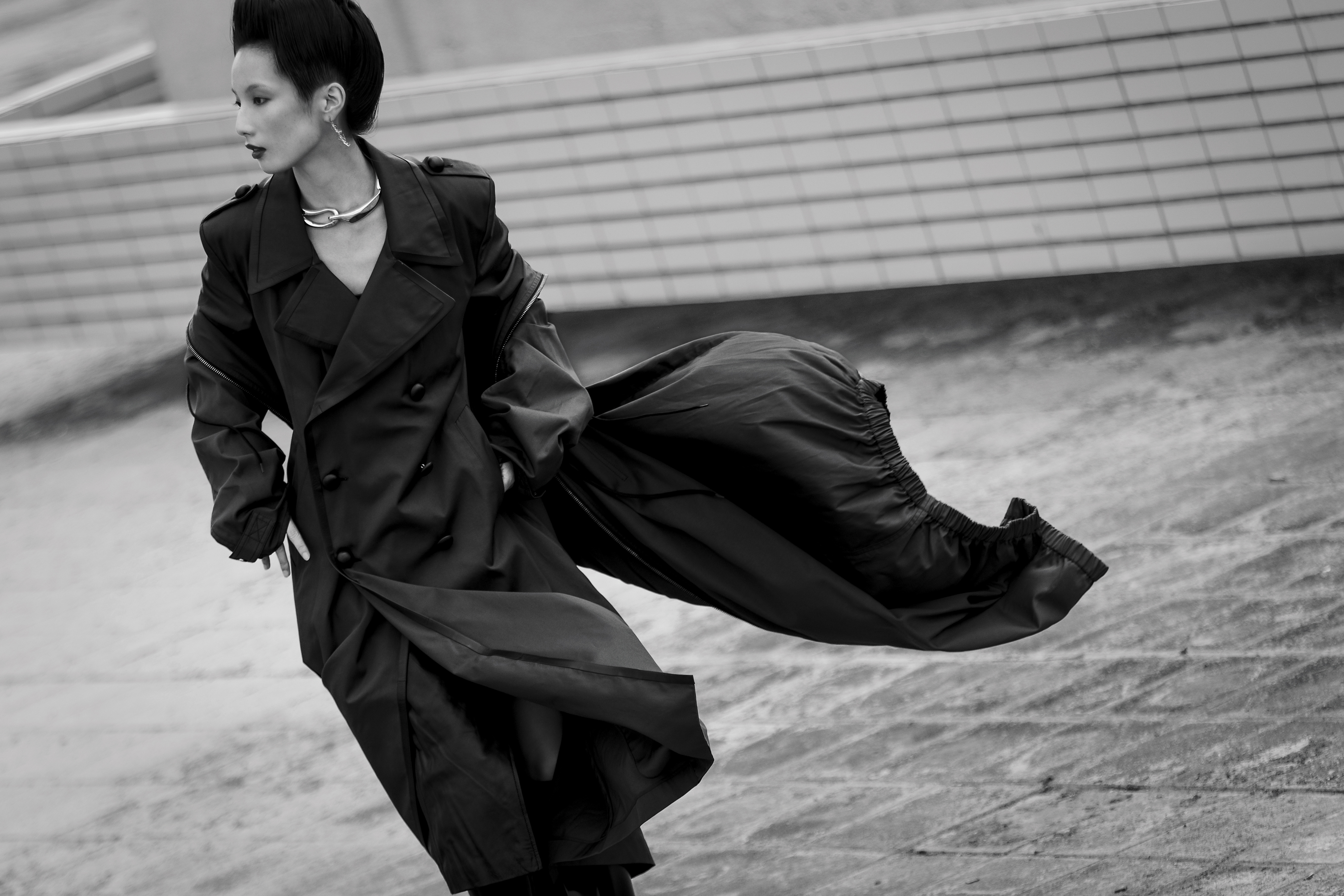 墨綠色滾皮邊長版拉鍊夾克 價格店洽 by TOD'S 墨綠色滾皮邊風衣 價格店洽 by TOD'S 銀色Logo垂墜耳環 NT$37,000 by LOEWE 銀色頸圈 NT$890 by ZARA。