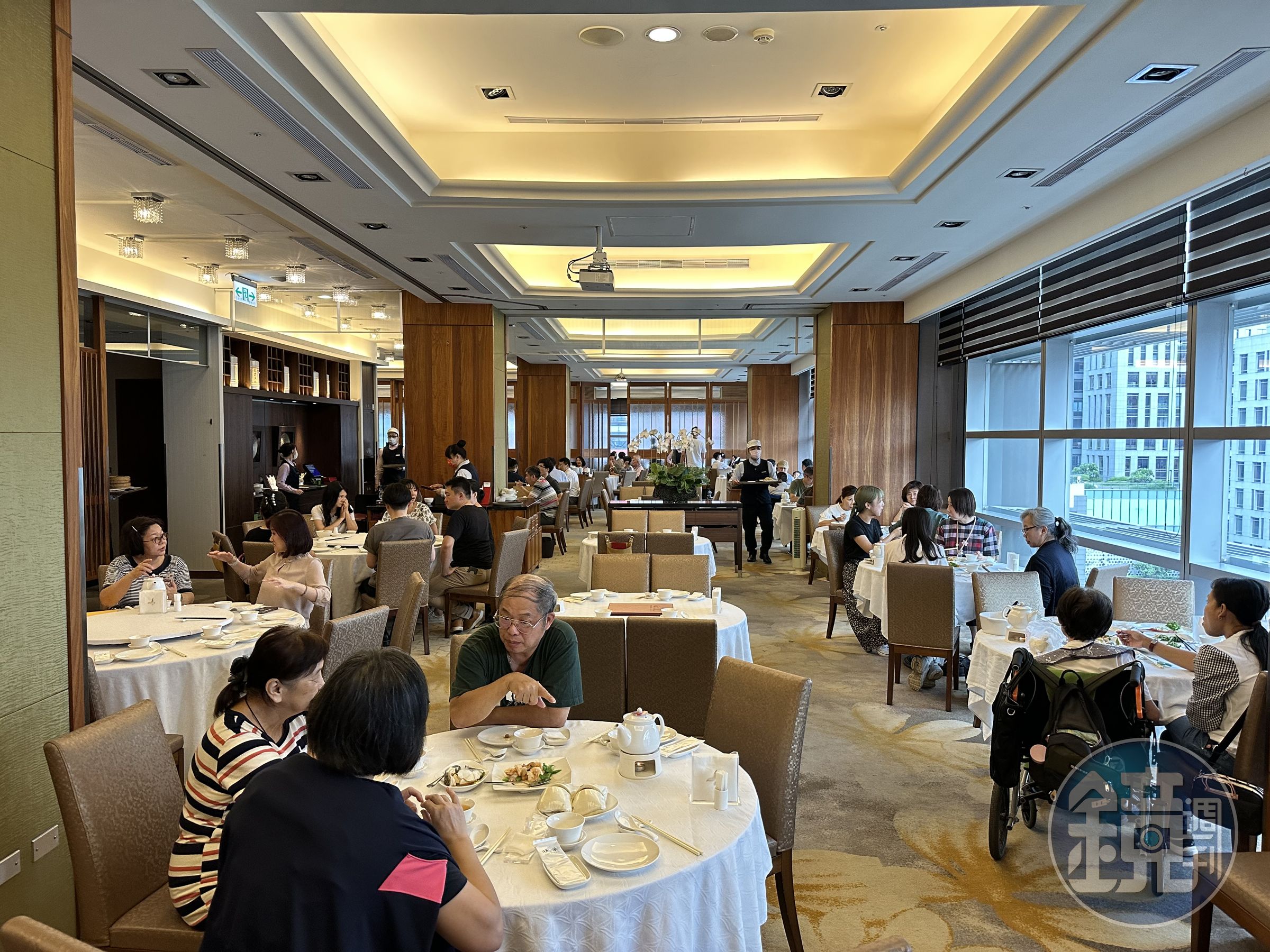 「欣葉台菜」信義新天地A9店的用餐環境非常寬敞,座位設計能滿足各種人數的聚餐需求。