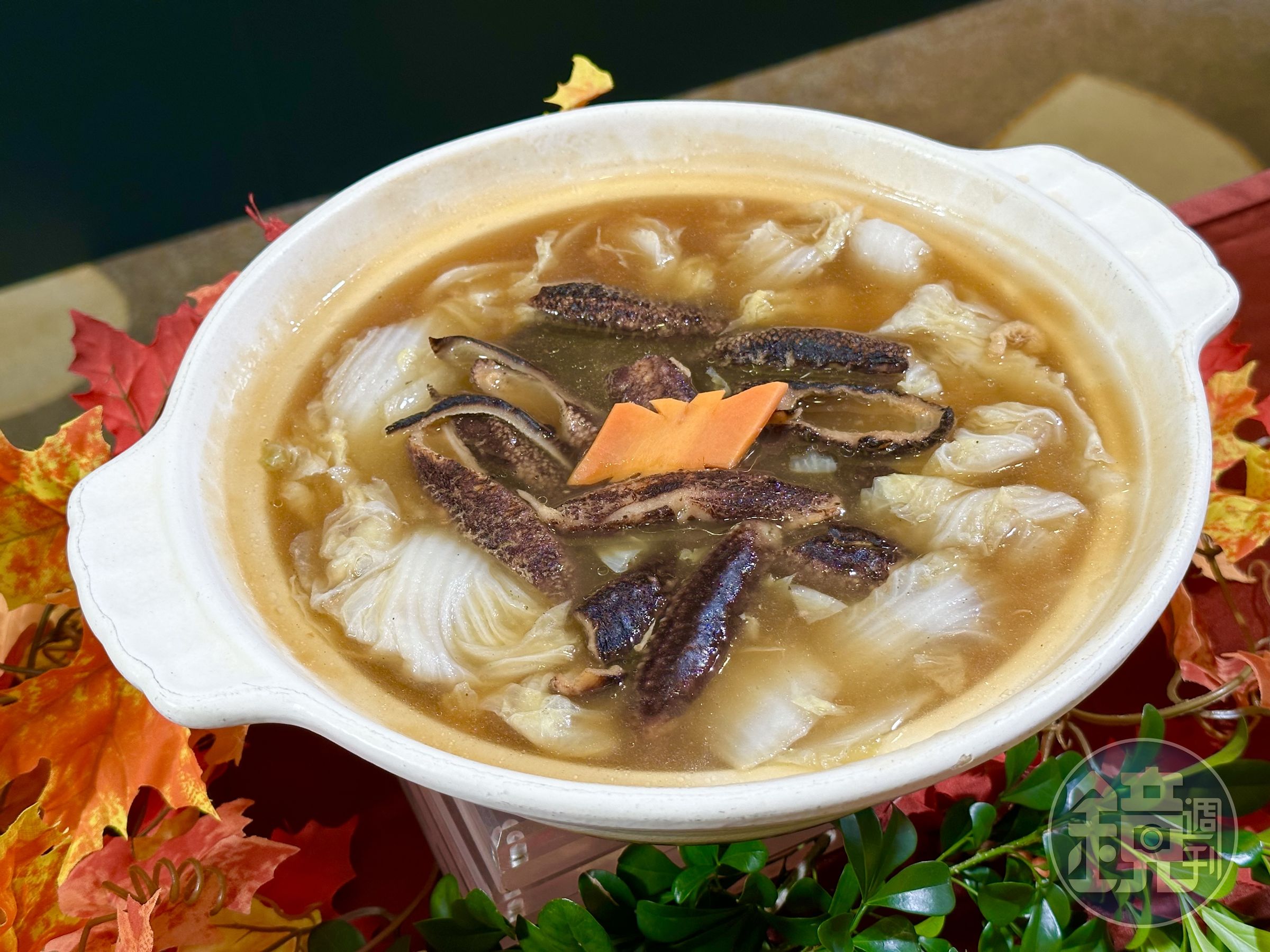 「北極紅參燉燒白菜」喝得到辦桌菜的羹湯味,有白菜的清甜和蝦米的鹹鮮。(280元/份)