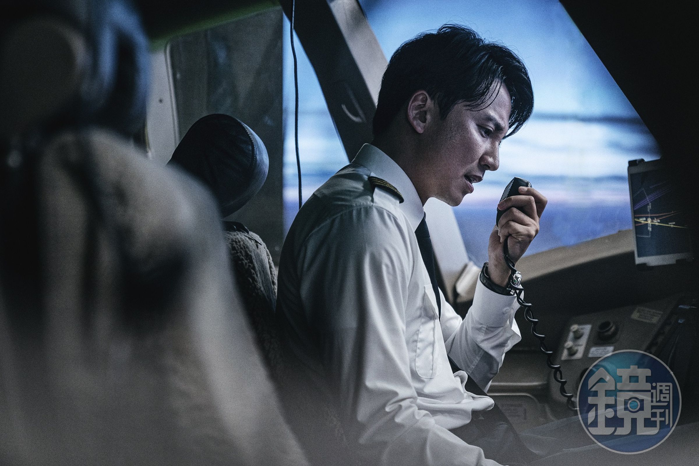 金南佶曾在電影《緊急迫降》飾演機長,也讓他對飛機更加了解。(車庫娛樂提供)