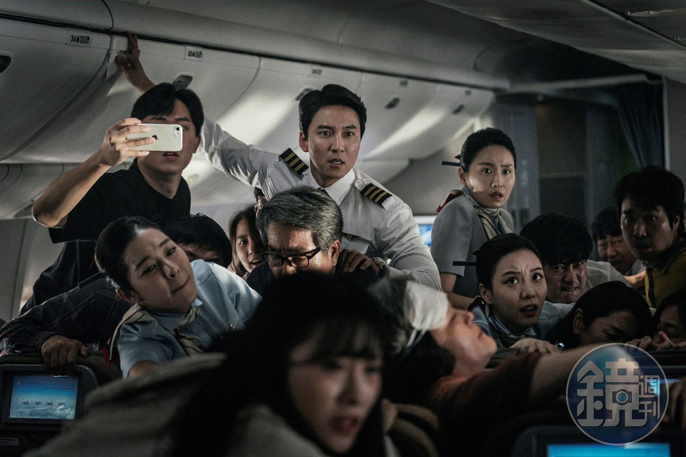 金南佶在《緊急迫降》中為了拯救病危旅客跑到機艙了解狀況。(車庫娛樂提供)