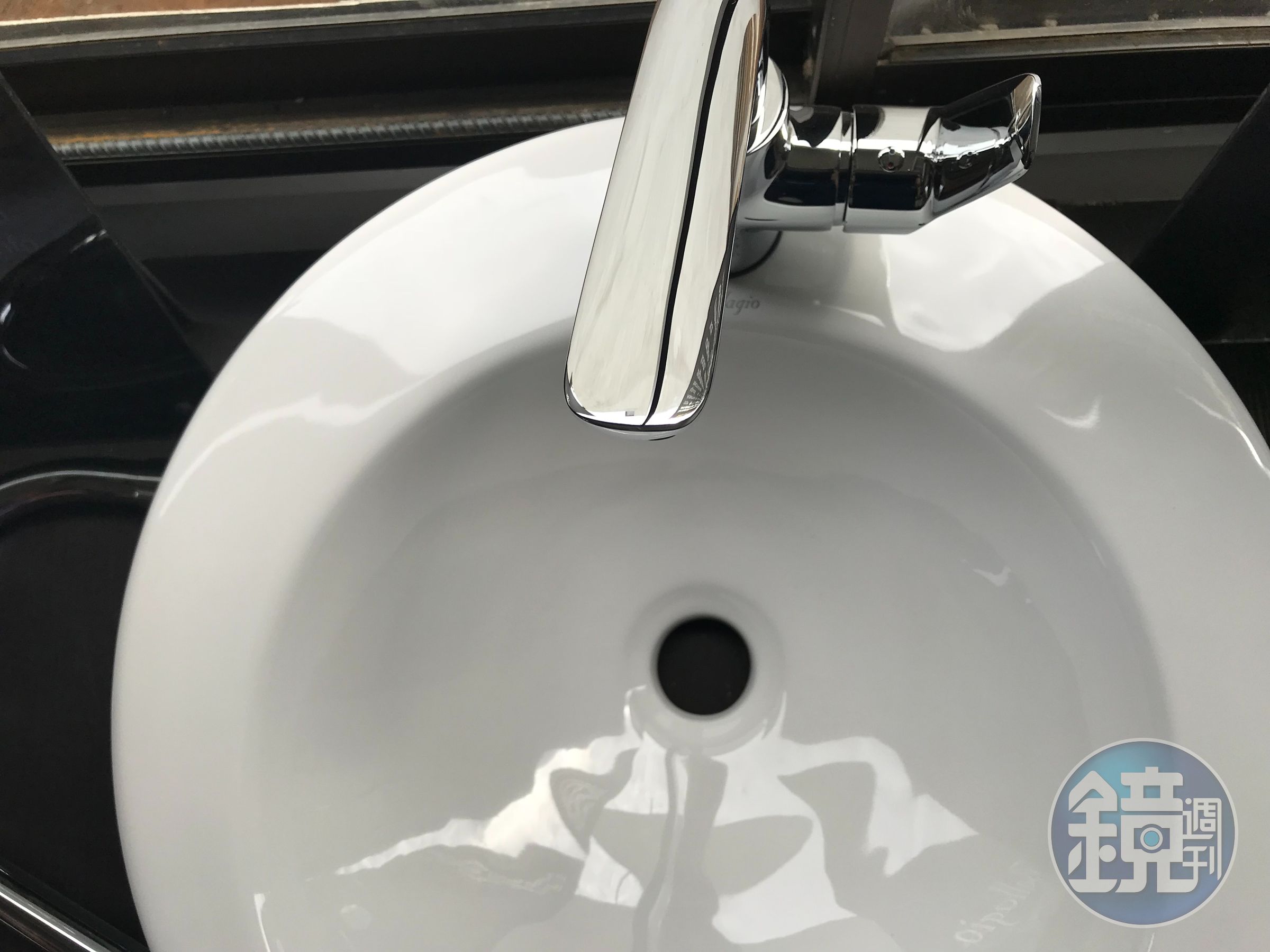 1名男子分享自己先前與朋友意外入住摩鐵的禁租房，還在浴室內撞見女鬼。（示意圖，取自Pexels）