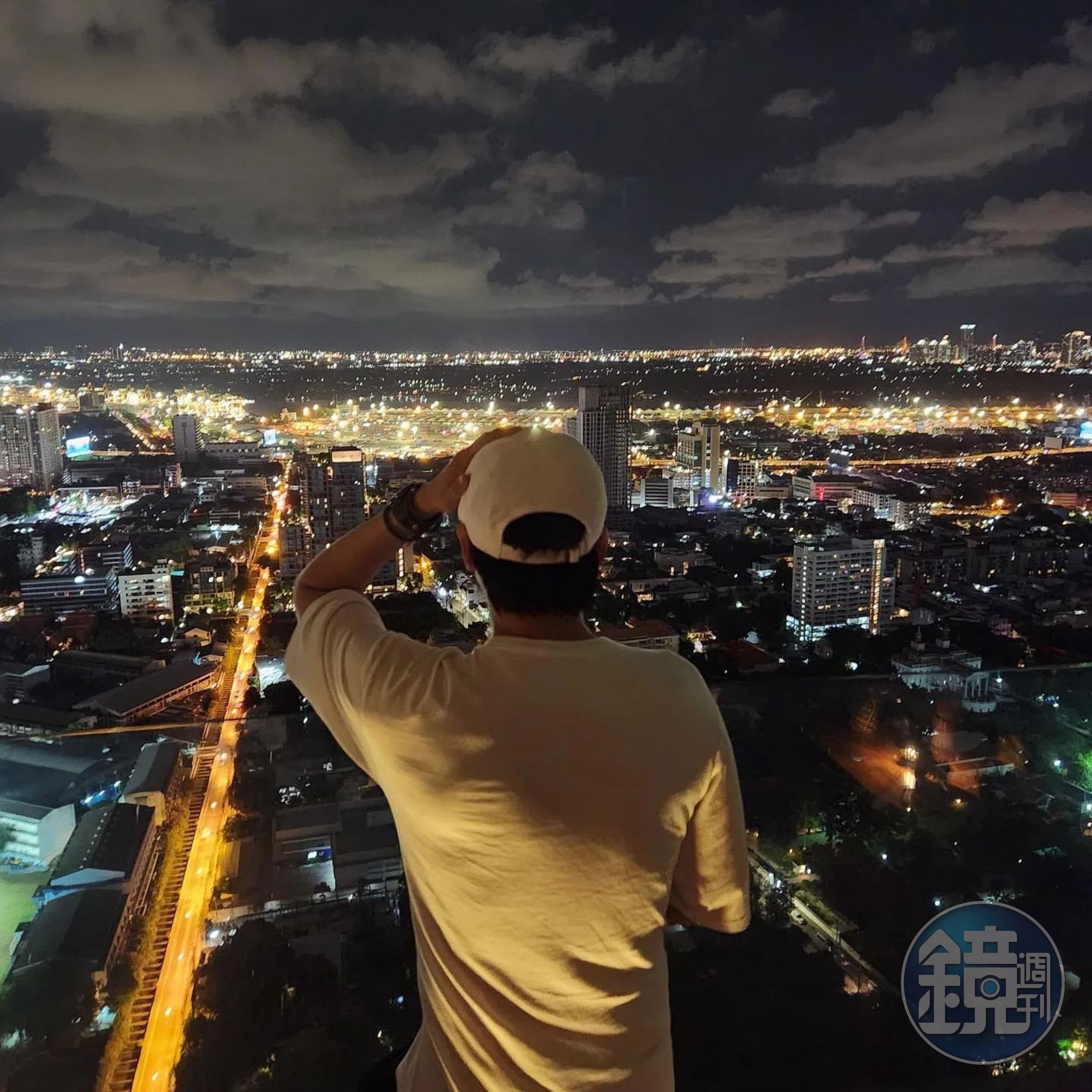 金南佶很喜歡感受不同城市的氛圍,覺得台北是存在浪漫的城市,圖為他在泰國拍攝的紀念照。(翻攝金南佶IG)