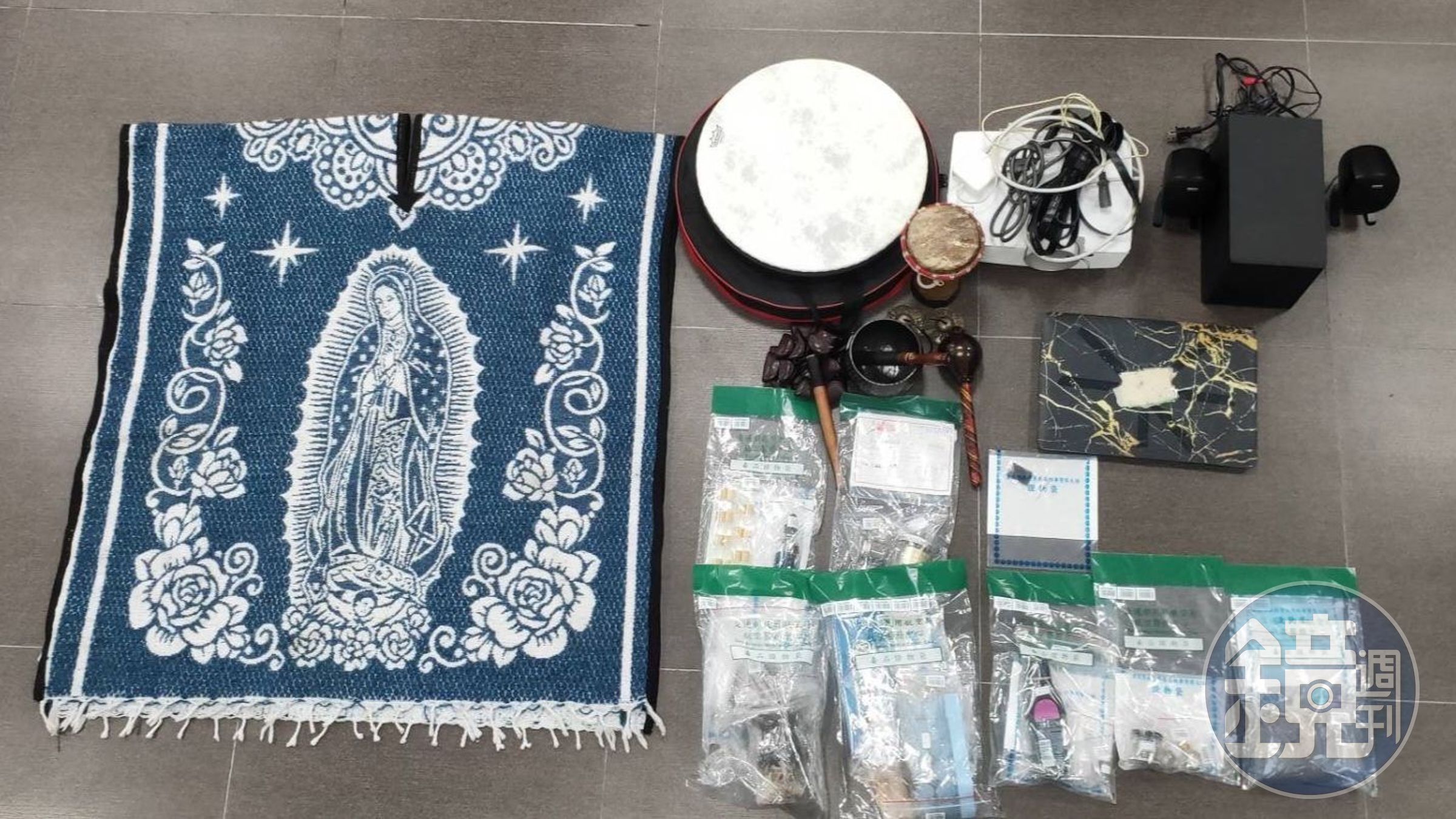 警方在現場扣到不明菸草、粉末、藥水、藥丸及薩滿儀式袍等證物。（翻攝畫面）