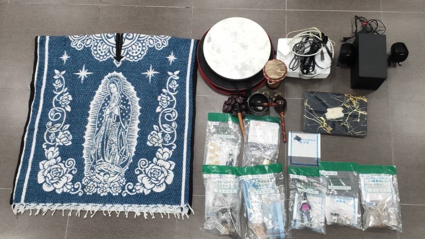 警方在現場扣到不明菸草、粉末、藥水、藥丸及薩滿儀式袍等證物。（翻攝畫面）