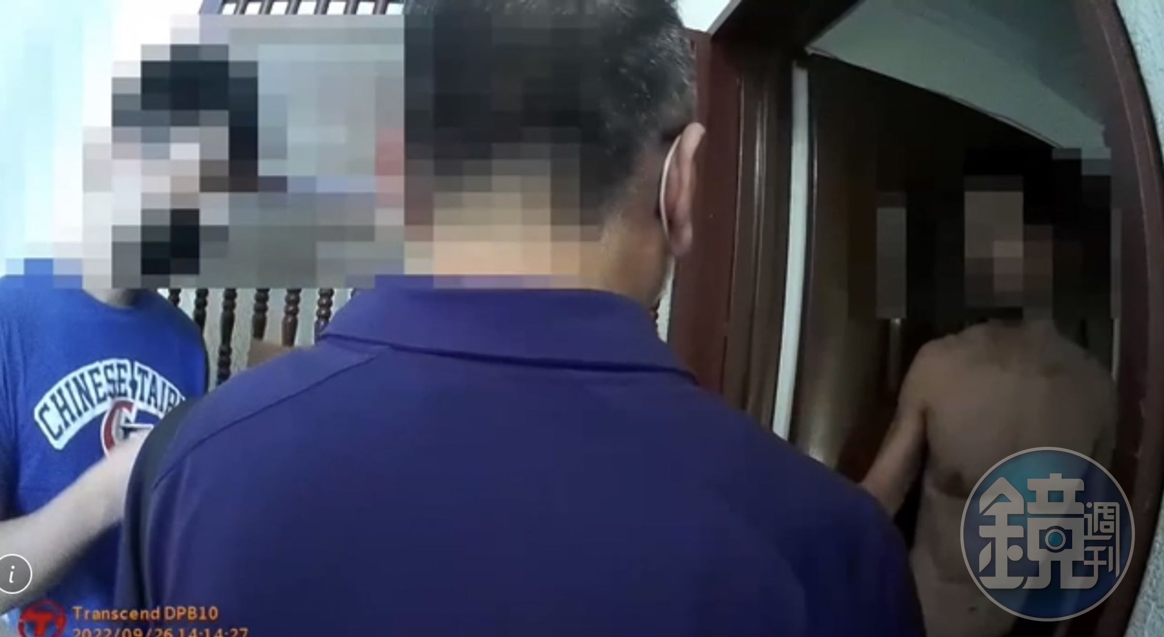 警方持搜索票上門時，傅男裸著上身一臉錯愕。（翻攝畫面）
