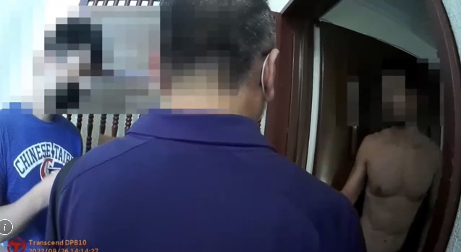 警方持搜索票上門時，傅男裸著上身一臉錯愕。（翻攝畫面）