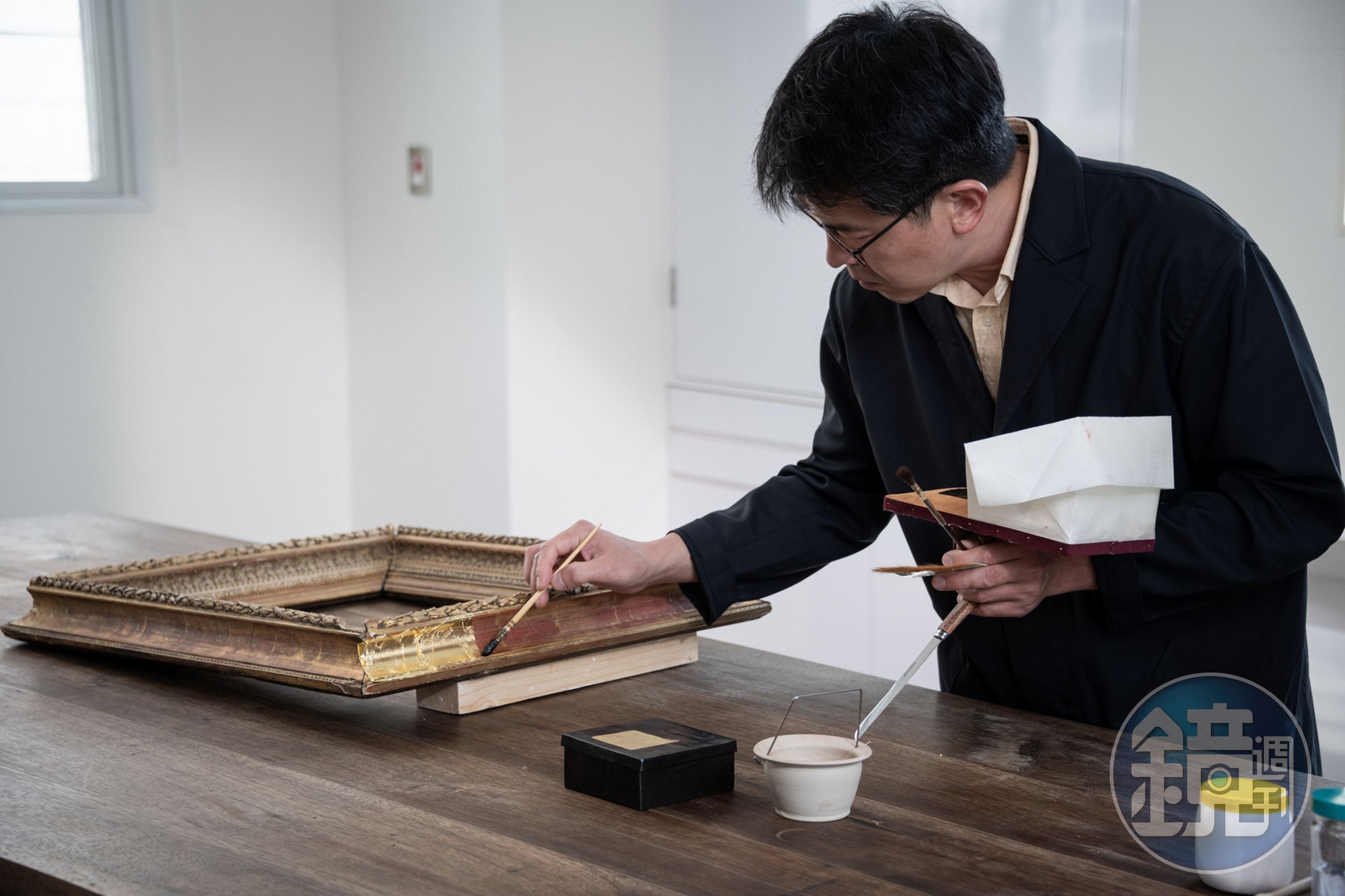 奇美博物館全新線上課程以「畫框」為主題，首席修復師吳偉安將在線上親自示範修復技法。（奇美博物館提供）