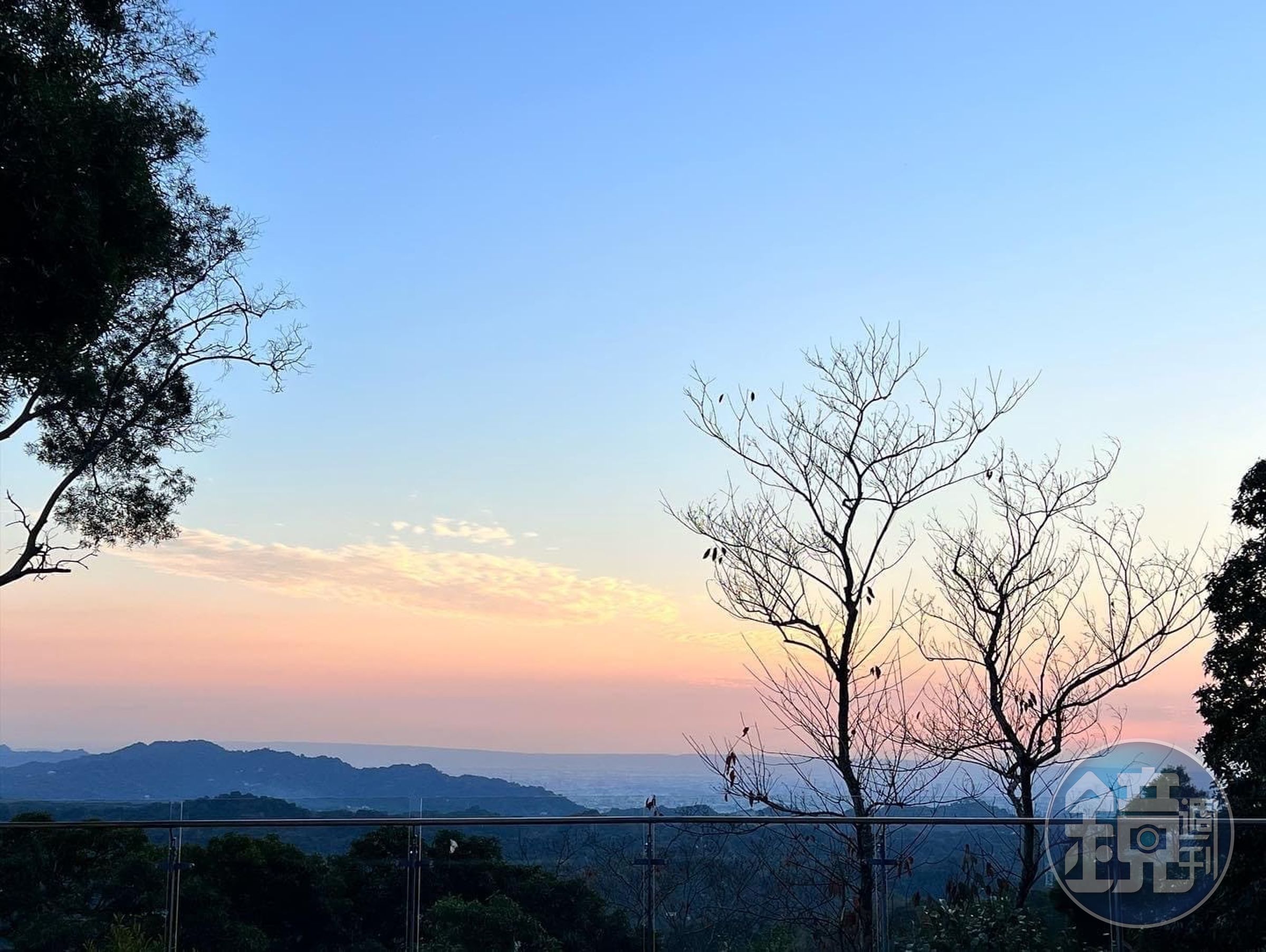 台中新社秋季的夕陽呈現萬千變化，優美的畫面令人陶醉。（飛花落院提供）