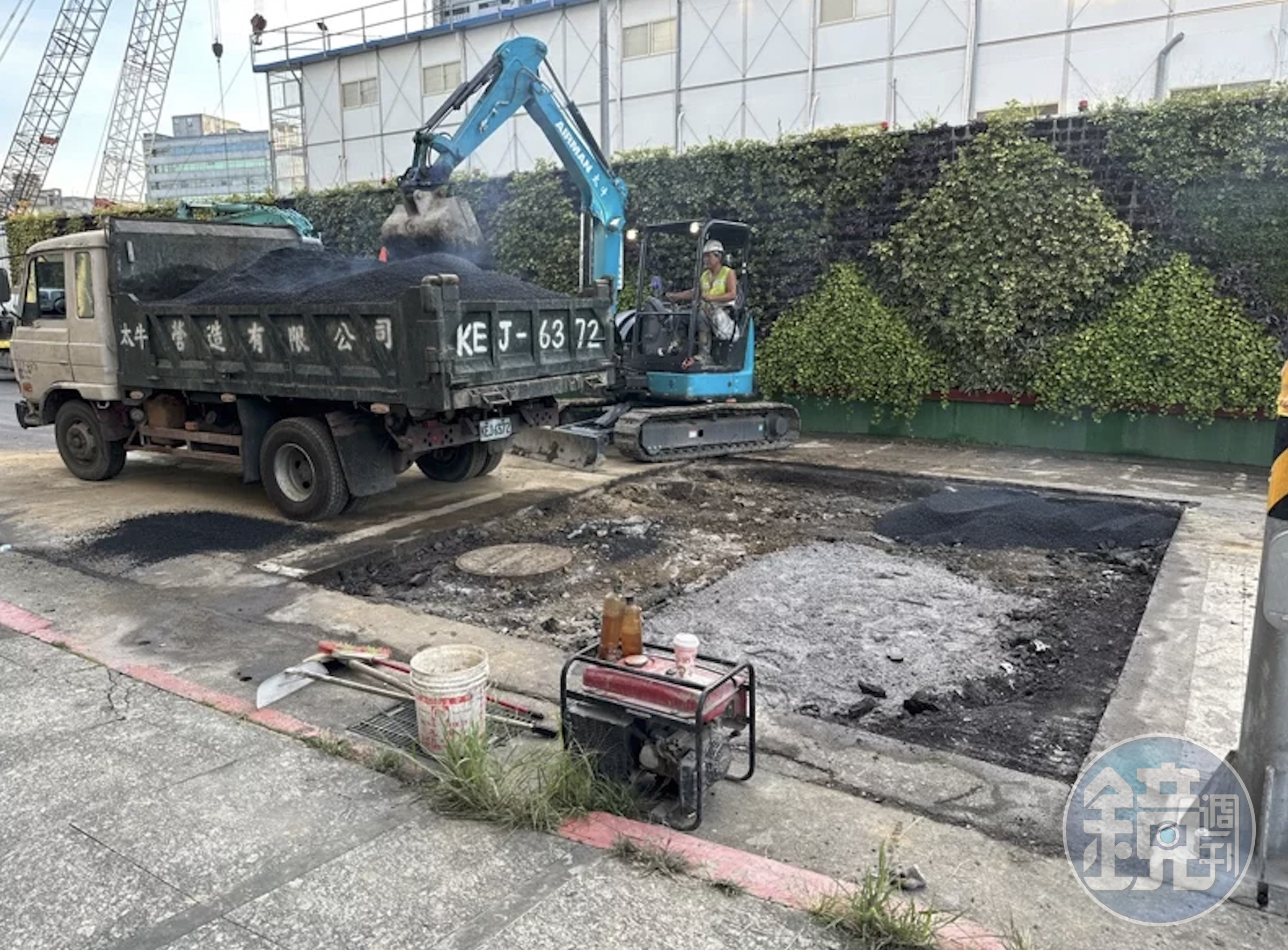 台北市南港路天坑已搶修完成。（台北市政府提供）