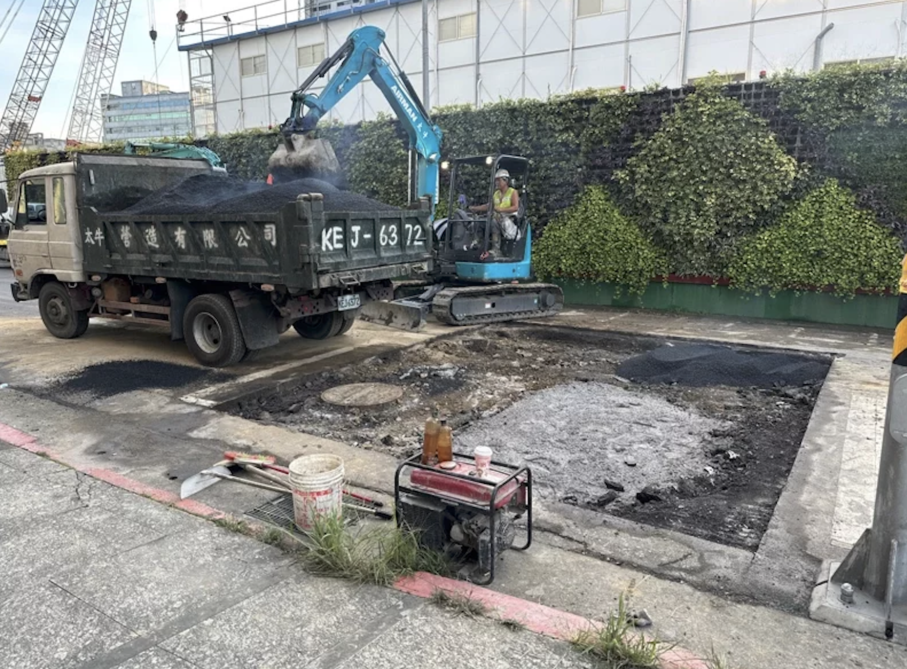 台北市南港路天坑已搶修完成。（台北市政府提供）