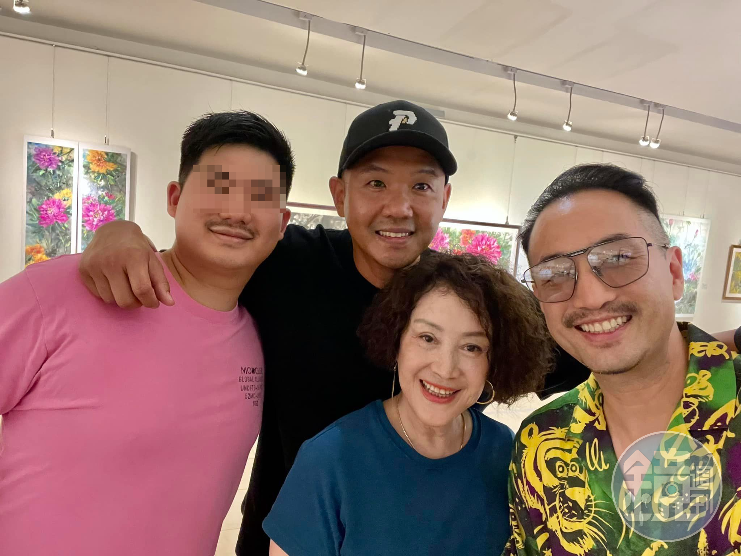 黑人(左二起)參加唐志中媽媽韓湘琴(中)的畫展。(翻攝韓湘琴臉書)