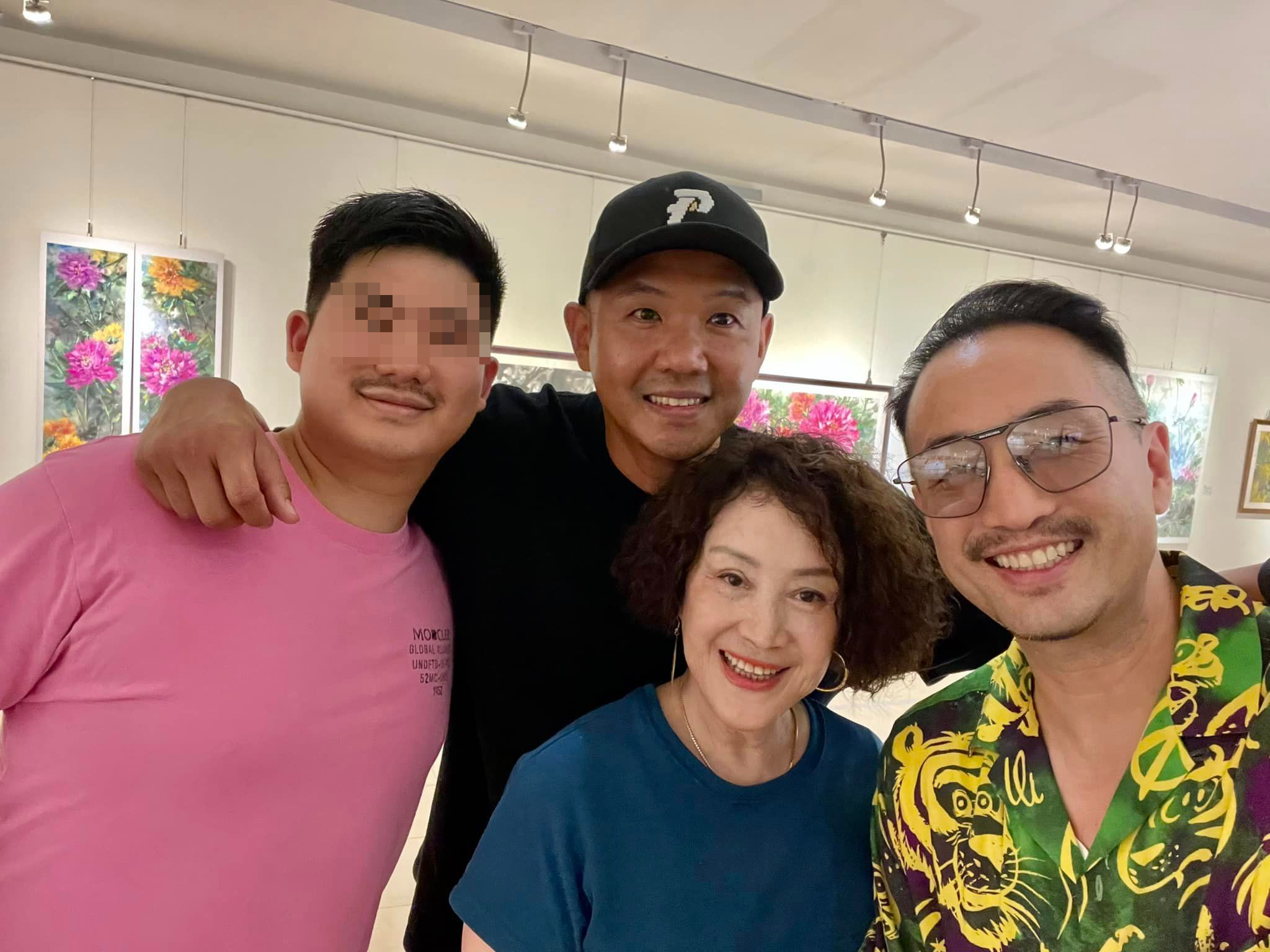 黑人（左二起）參加唐志中媽媽韓湘琴（中）的畫展。（翻攝韓湘琴臉書）