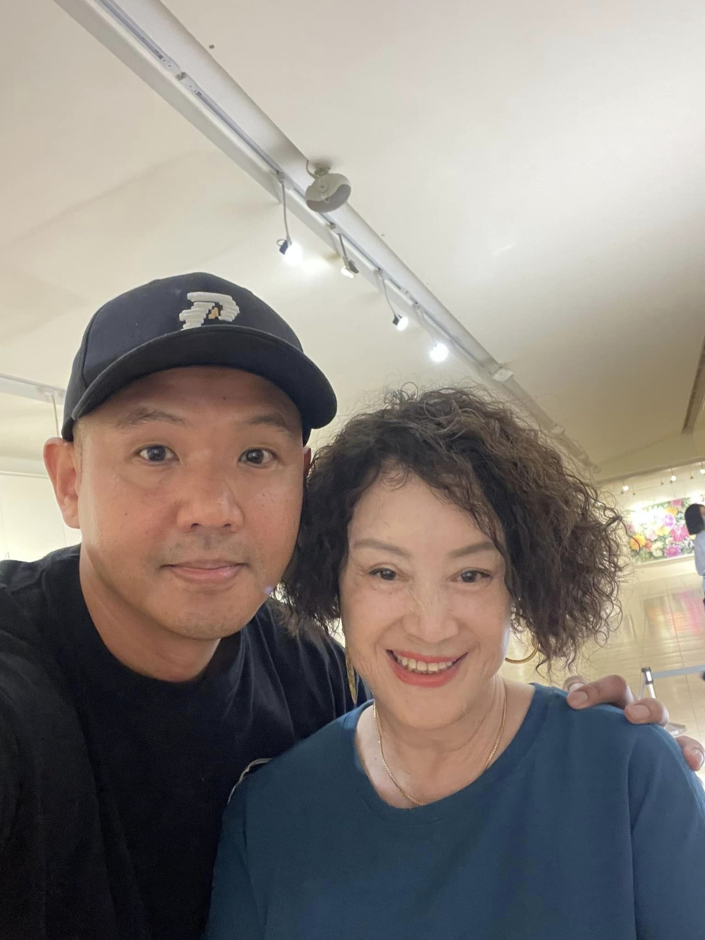 陳建州與唐志中媽媽韓湘琴合照,臉明顯圓了一圈。(翻攝韓湘琴臉書)