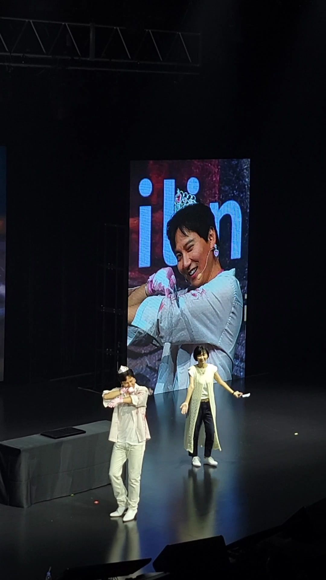 金南佶扮公主裝可愛，後來還說：「身為一個演員連這都做不到是不行的。」（讀者提供）