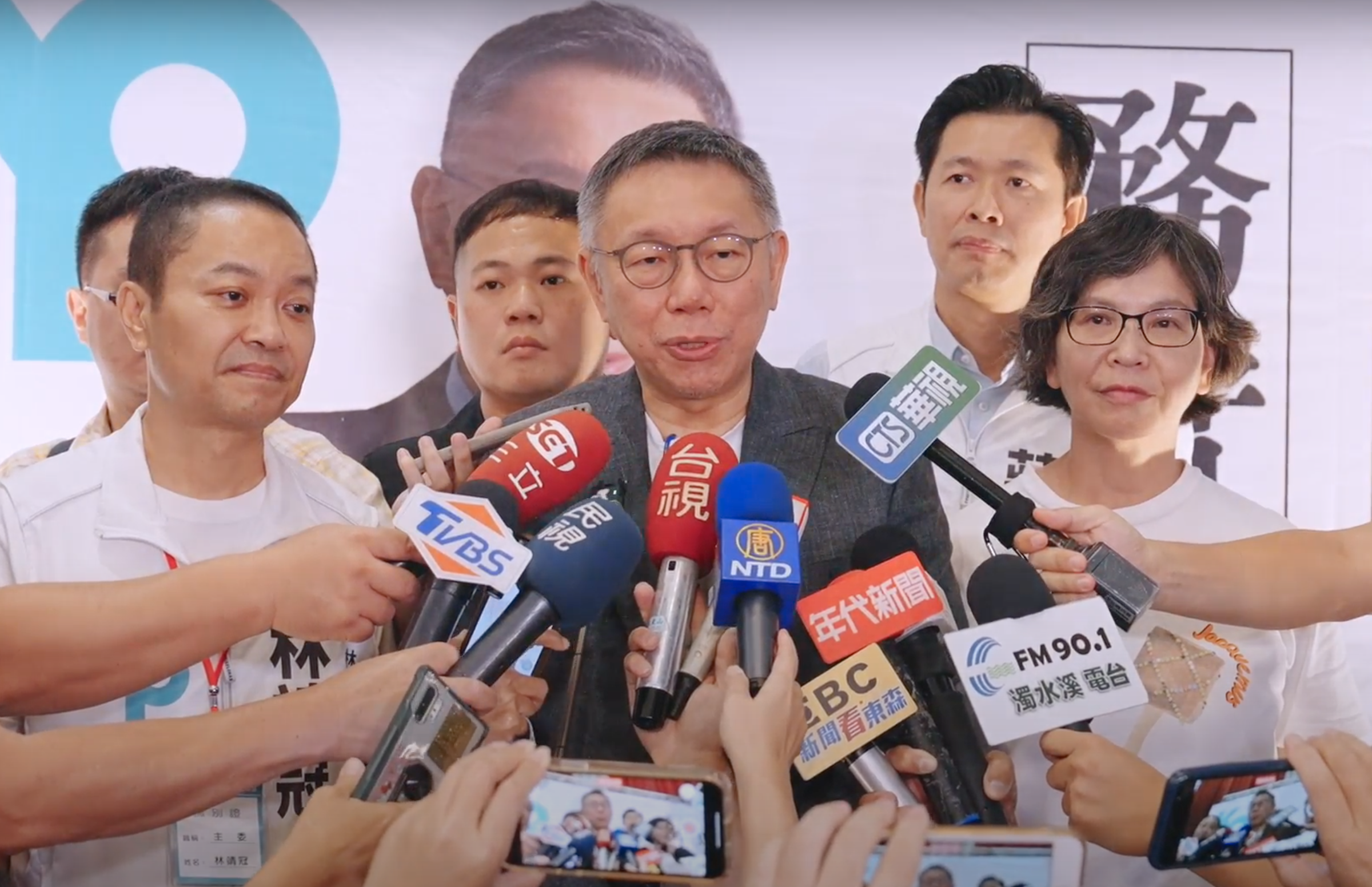 柯文哲受訪稱郭台銘每天講話都不一樣，並重申：「郭柯配是不可能的。」（民眾黨提供）