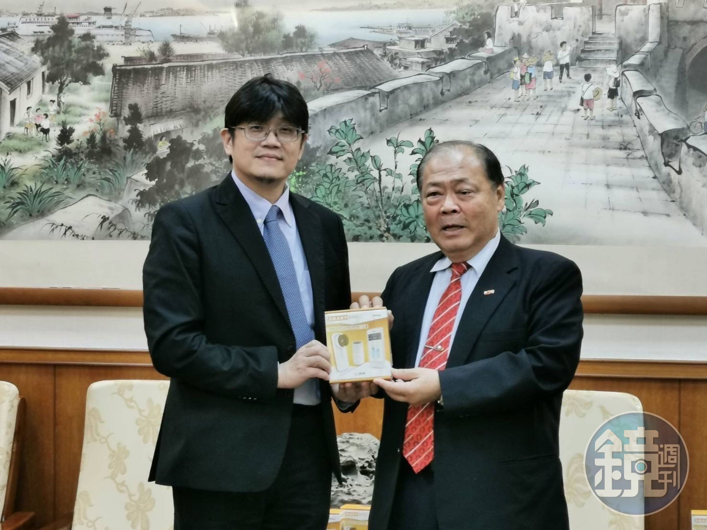 縣長陳光復頒發感謝狀給台大醫院癌症微創介入治療中心主任、澎湖海慈善基金會董事長黃凱文（左）。（澎湖海基金會提供）