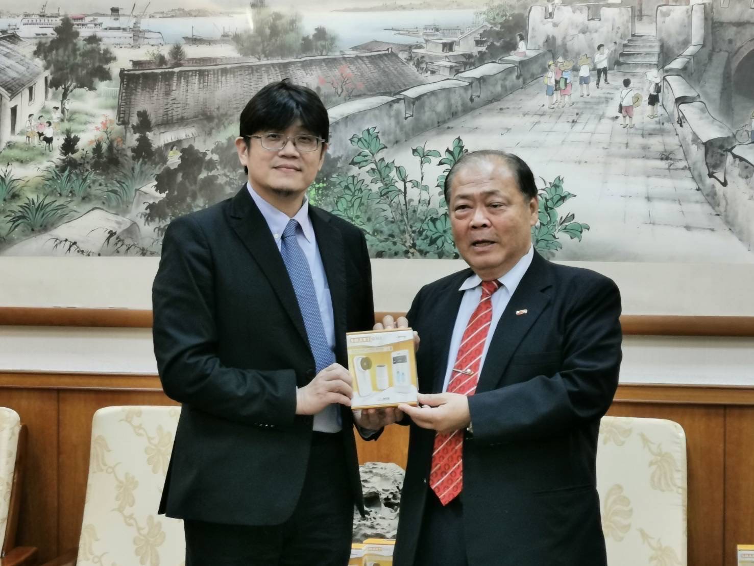 縣長陳光復頒發感謝狀給台大醫院癌症微創介入治療中心主任、澎湖海慈善基金會董事長黃凱文(左)。(澎湖海基金會提供)