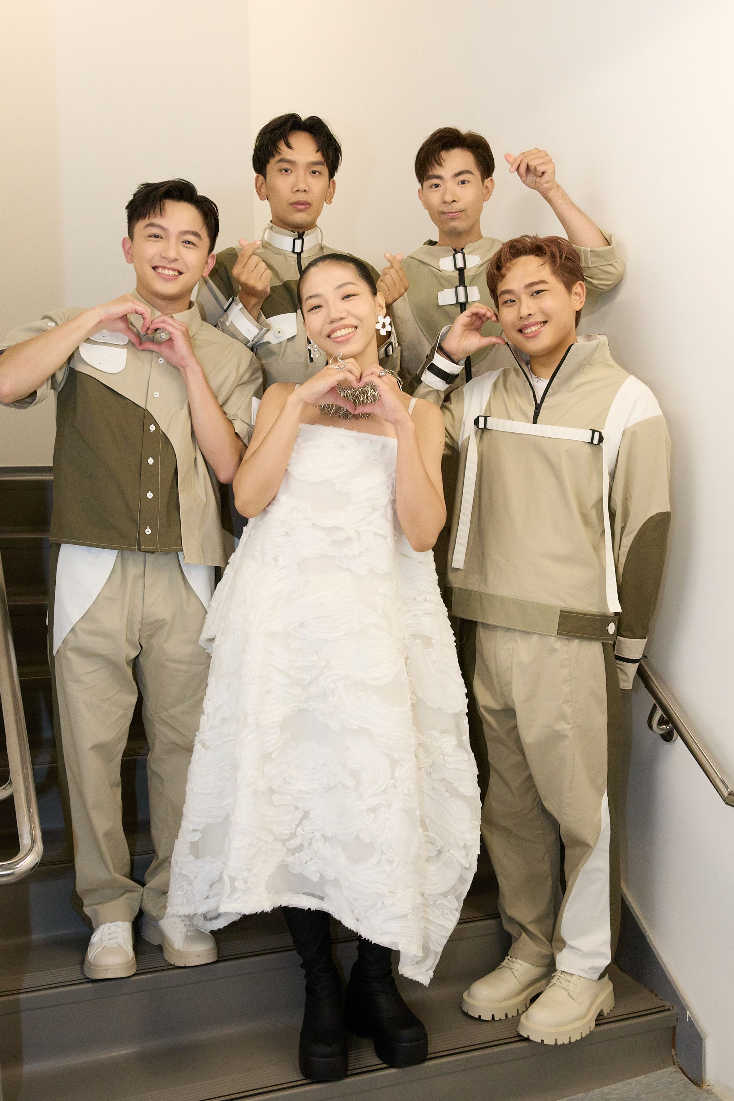 理想混蛋首晚演出邀來新科金曲新人洪佩瑜(前排中間)擔任嘉賓。(何樂音樂提供)