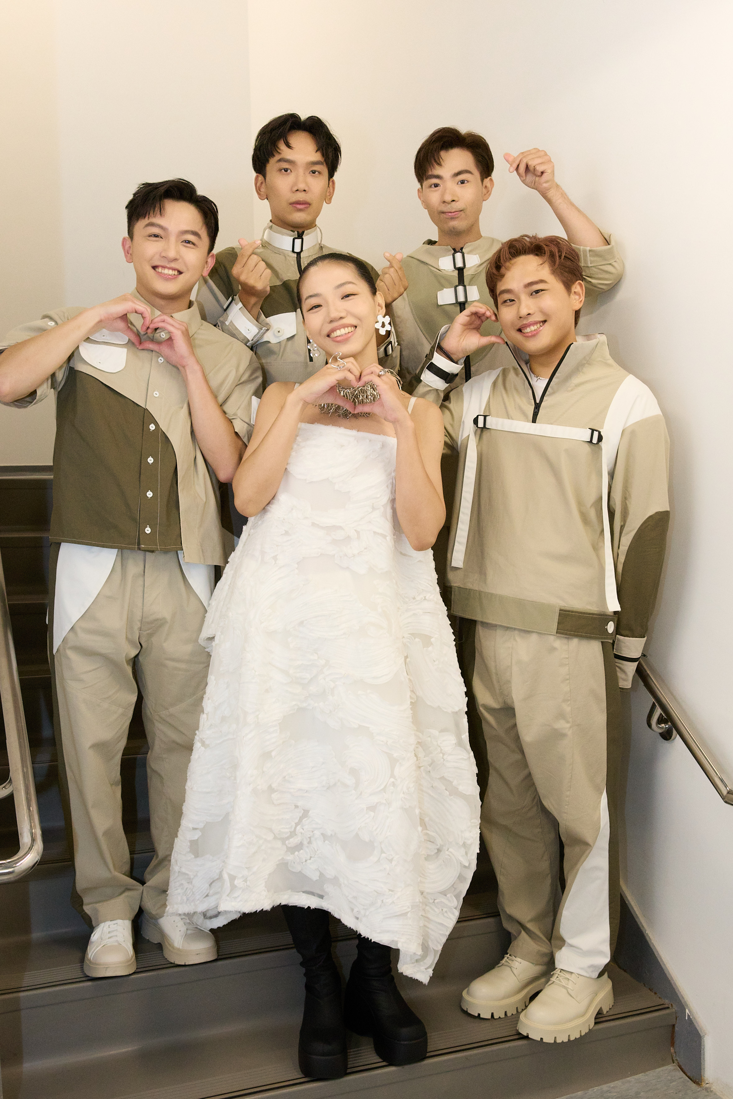 理想混蛋首晚演出邀來新科金曲新人洪佩瑜(前排中間)擔任嘉賓。(何樂音樂提供)
