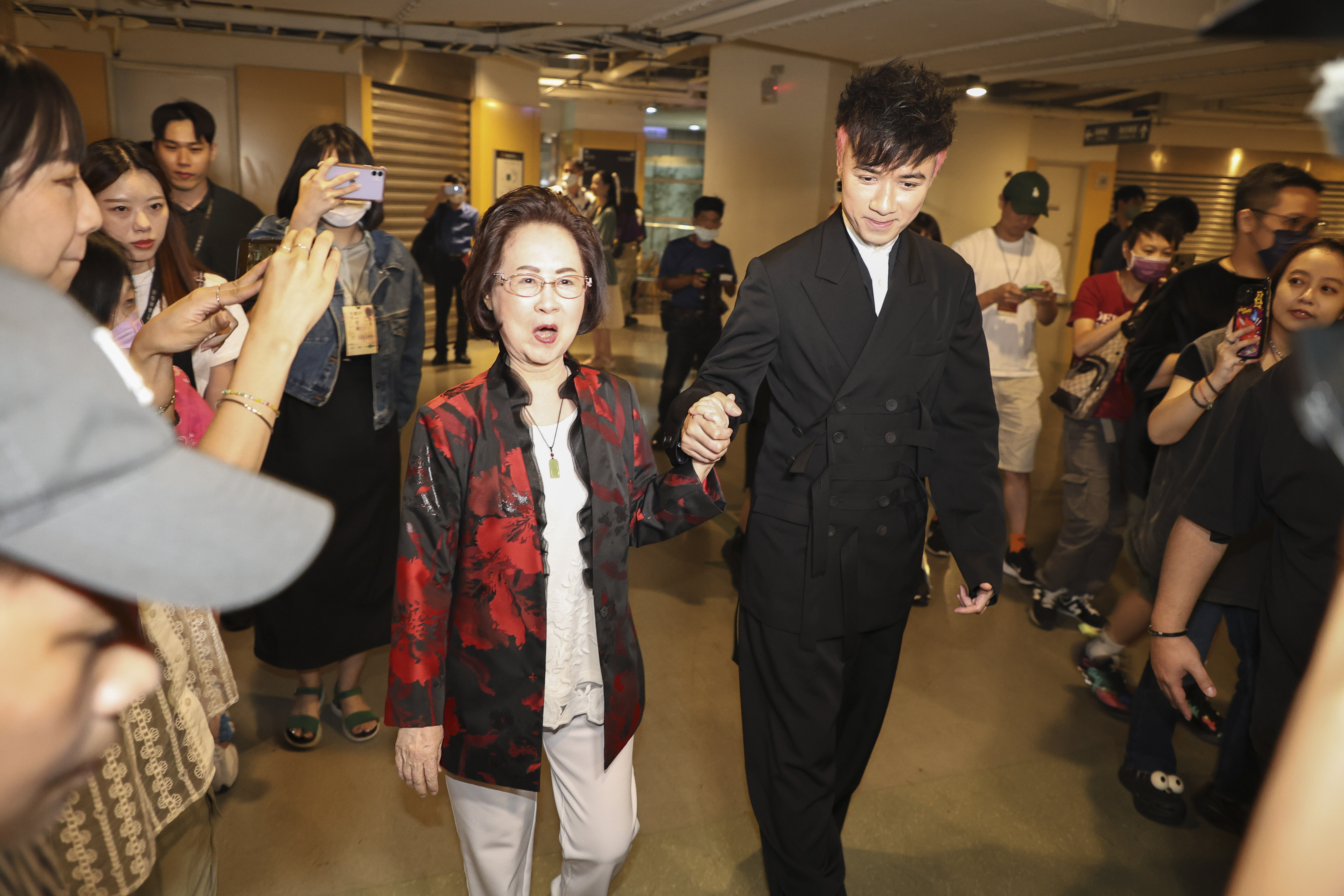 古巨基（右）牽著瓊瑤（左）進場。