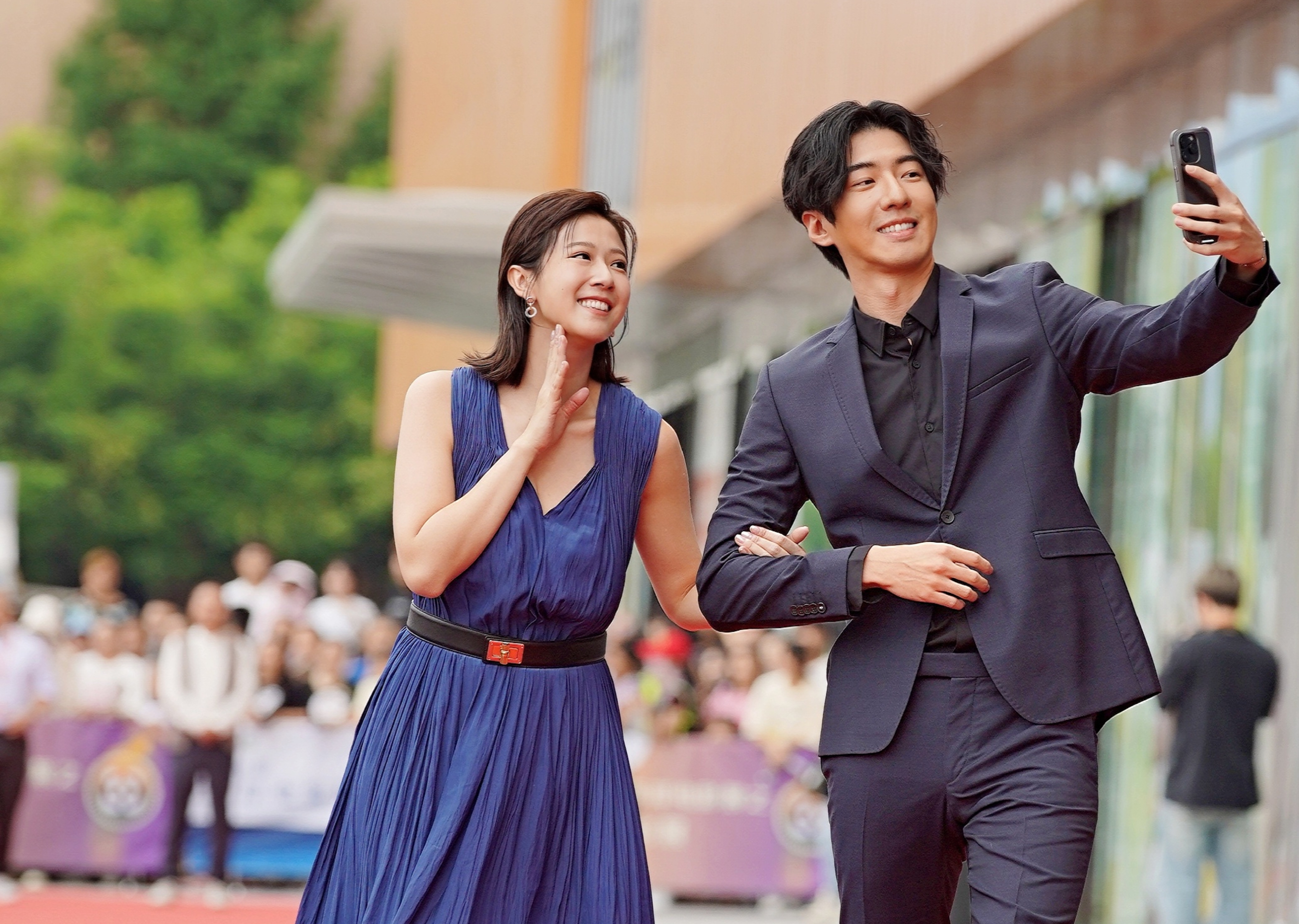 傅孟柏與方志友代表《本日公休》參加本屆兩岸電影展的台片展映，走在紅毯上還在自拍。（兩岸電影展提供）