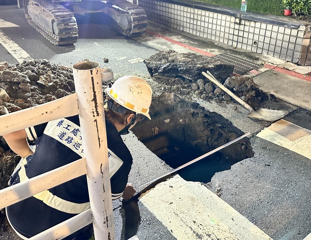 台北市民生東路二段附近巷口昨晚驚傳路面塌陷。（翻攝自臉書＠顏若芳）