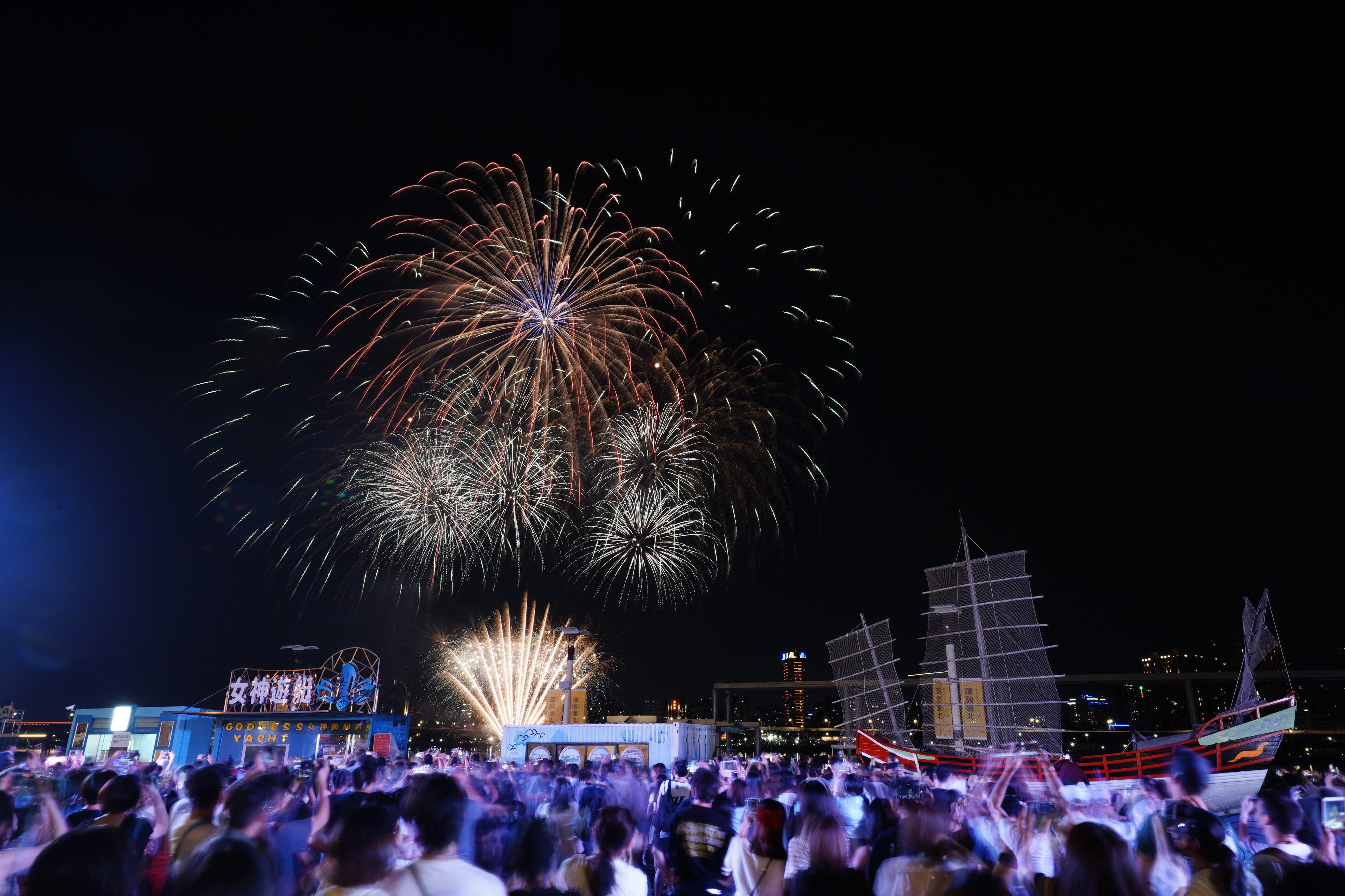 台北大稻埕夏日節壓軸480秒煙火秀今晚登場。（北市府觀傳局提供）