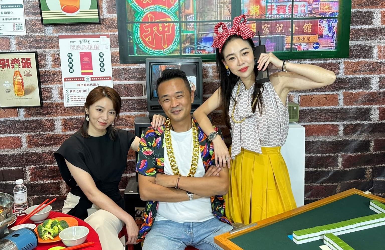 王瞳（左）上直播平台宣傳自家商品。（翻攝自MY管管粉專）