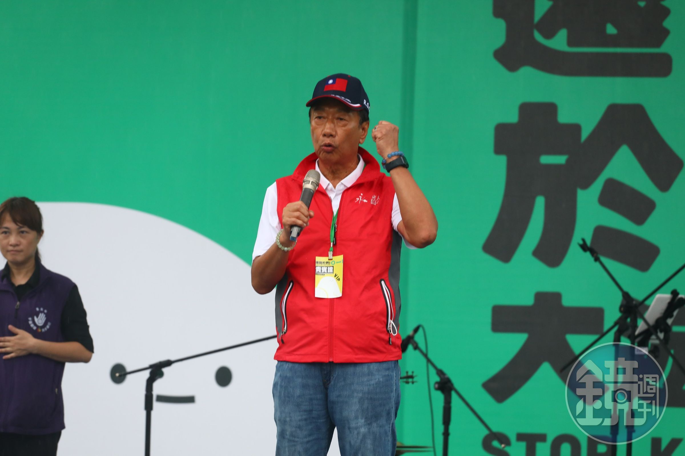 郭台銘今日上午舉辦「廟口開講」大談媽祖;圖為郭台銘今日下午出席遊行活動。