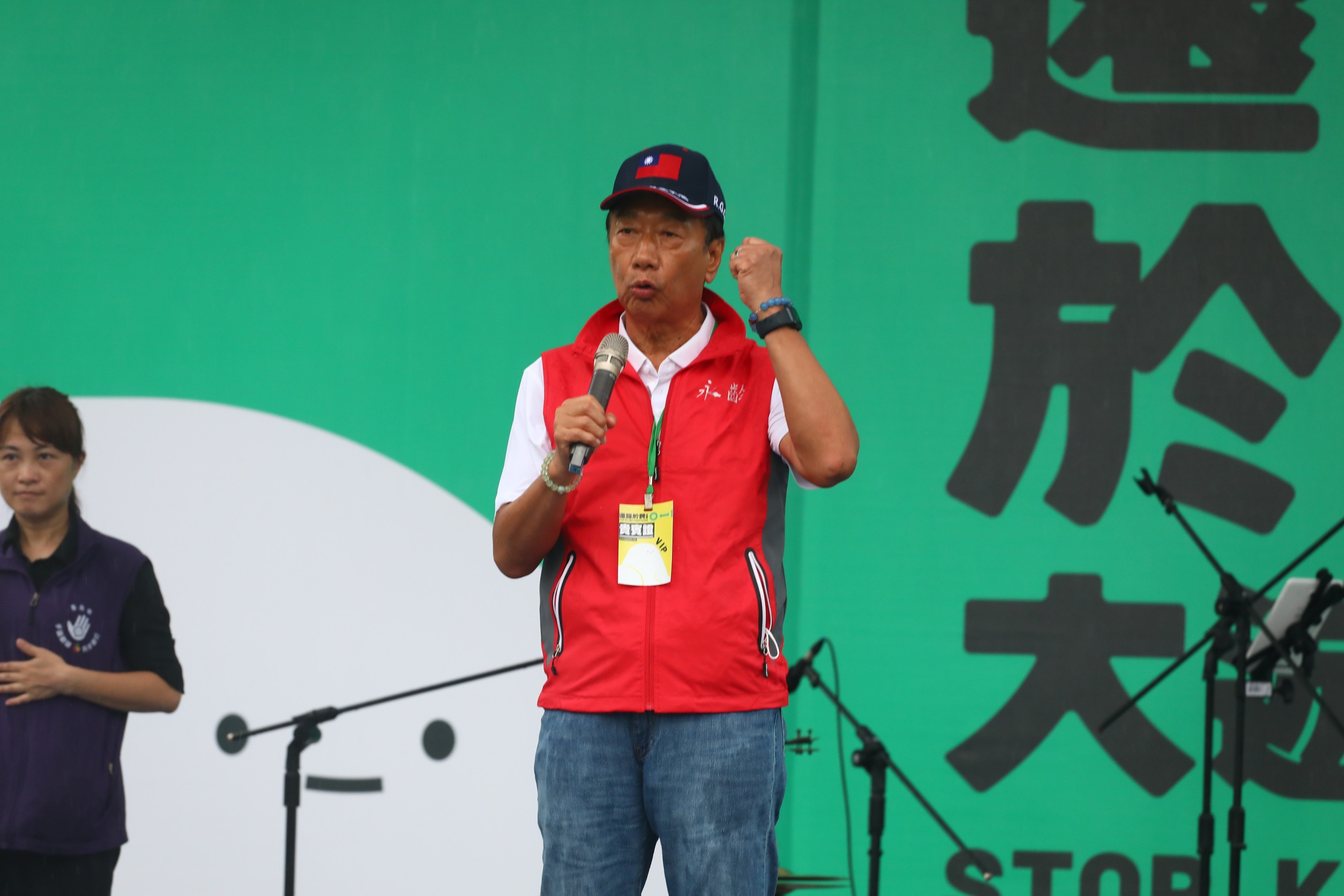 郭台銘今日上午舉辦「廟口開講」大談媽祖；圖為郭台銘今日下午出席遊行活動。