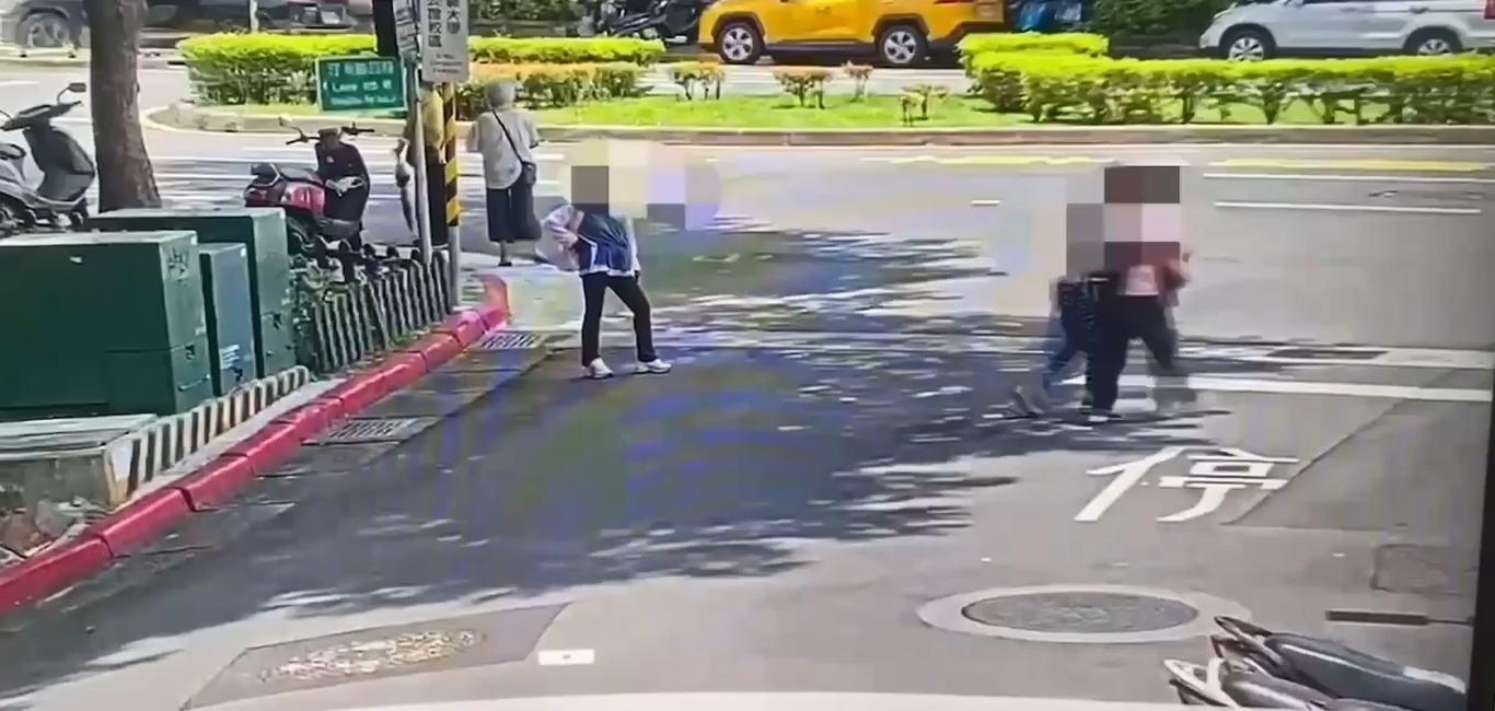 2婦人在路邊準備搭計程車。（警方提供）