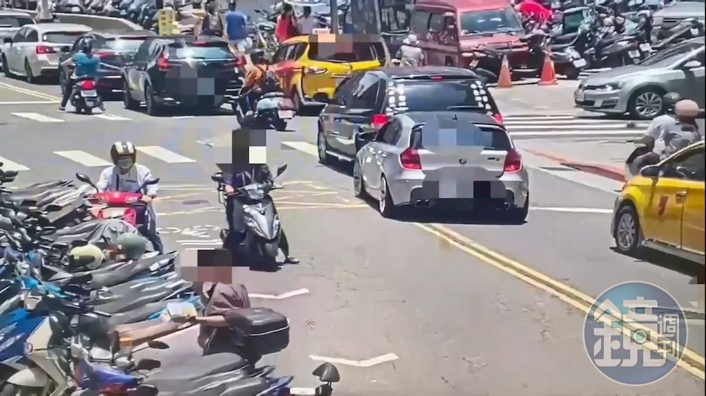 婦人搭計程車到定點後下車。（警方提供）