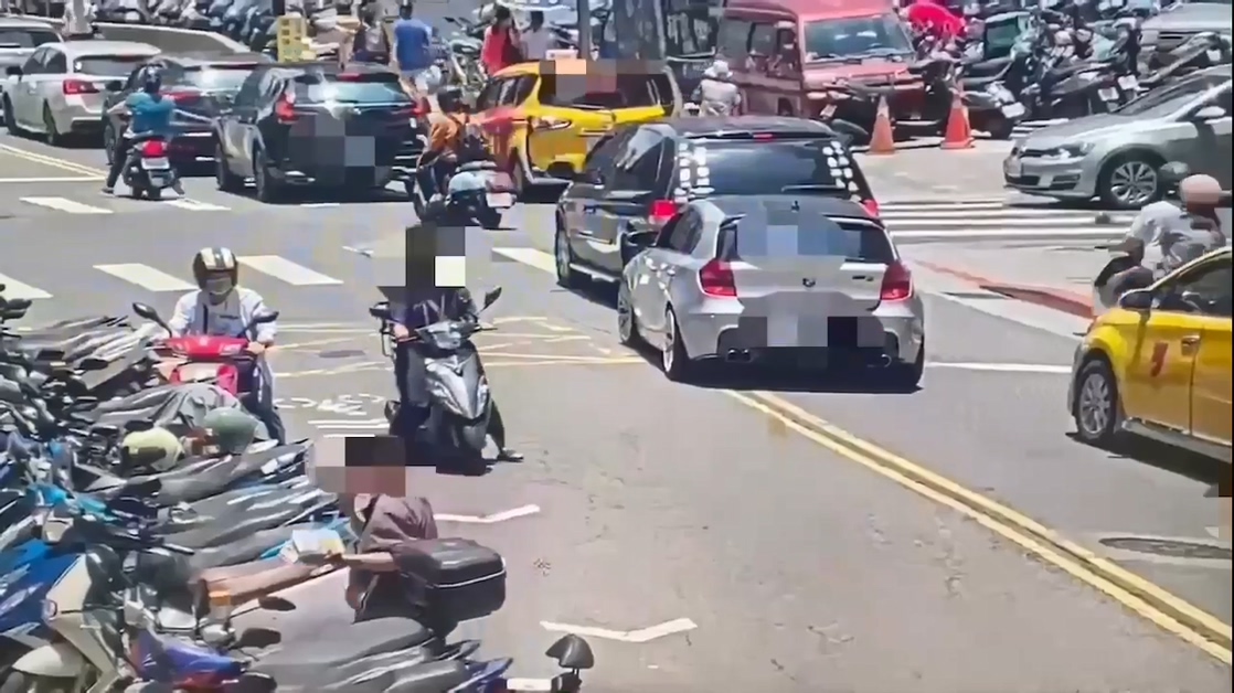 婦人搭計程車到定點後下車。（警方提供）