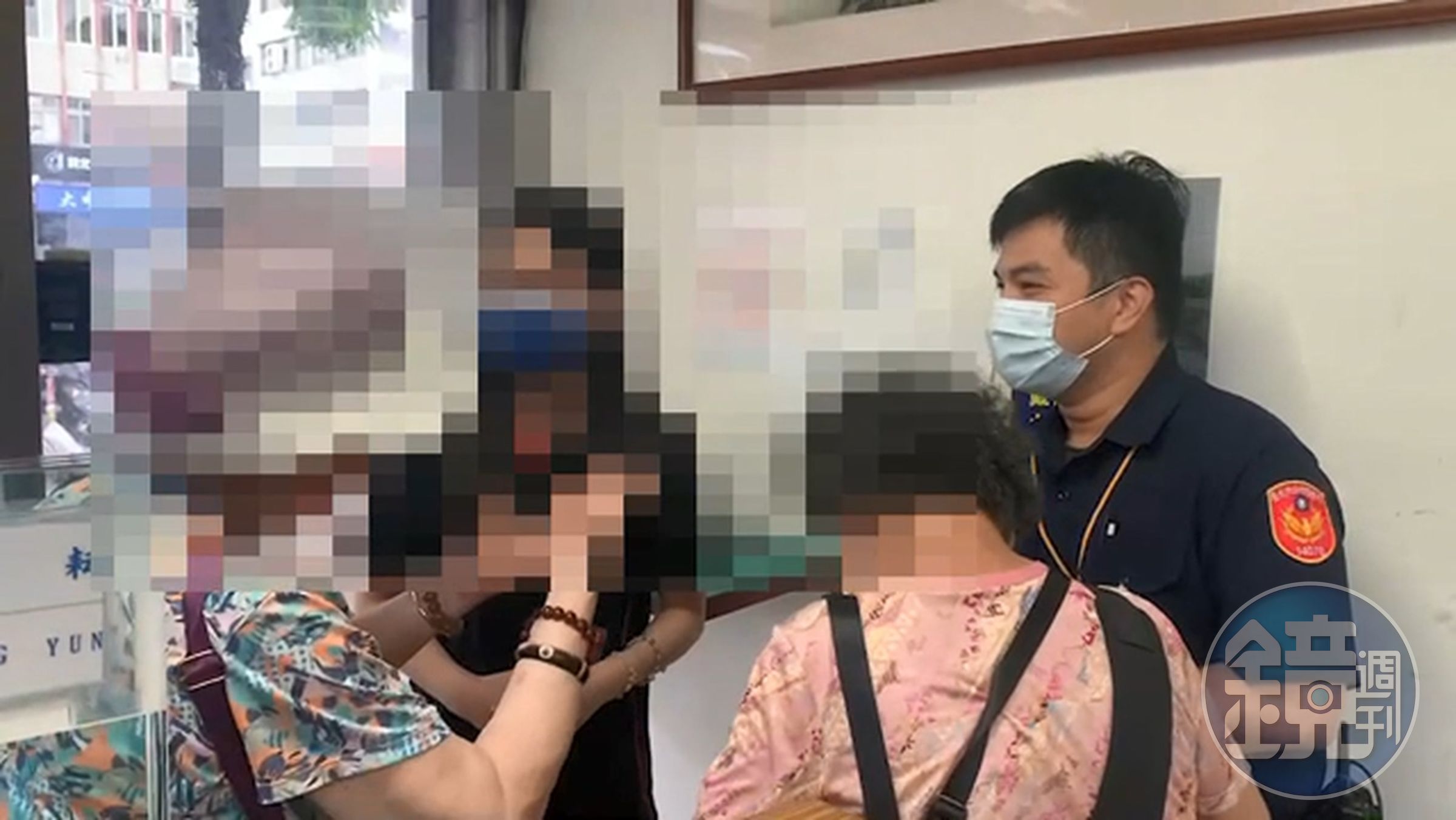 2婦人感謝員警協助找回現金250萬。（警方提供）