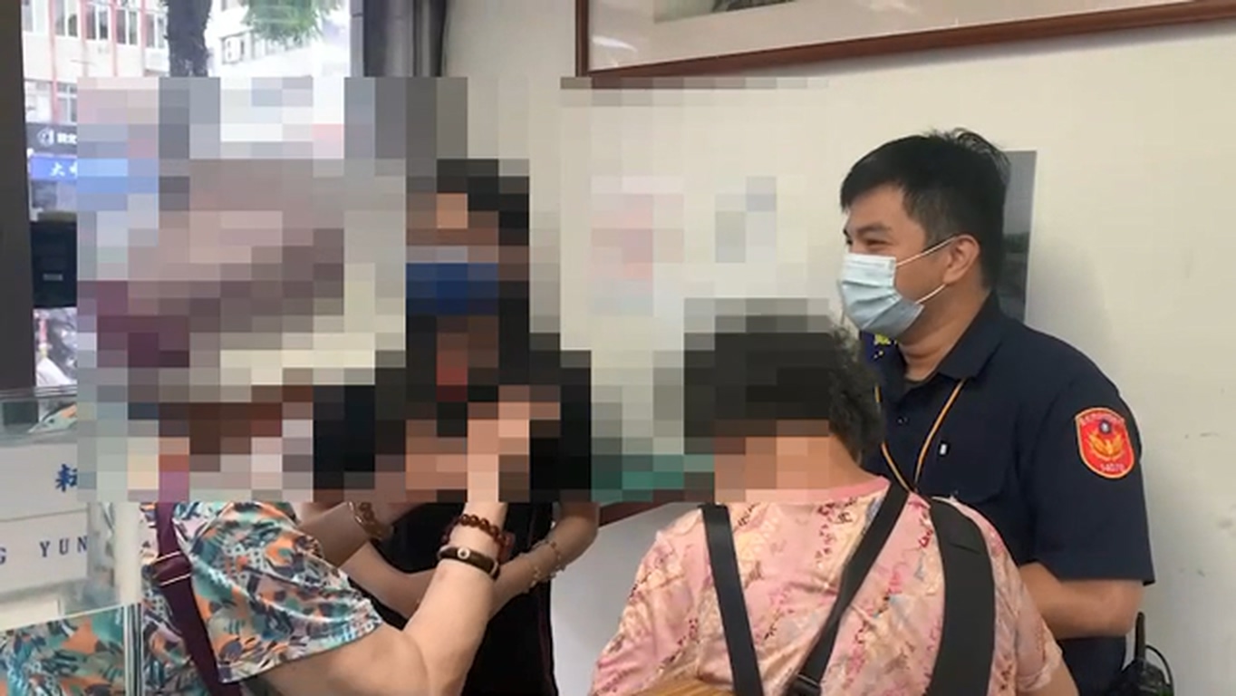 2婦人感謝員警協助找回現金250萬。（警方提供）