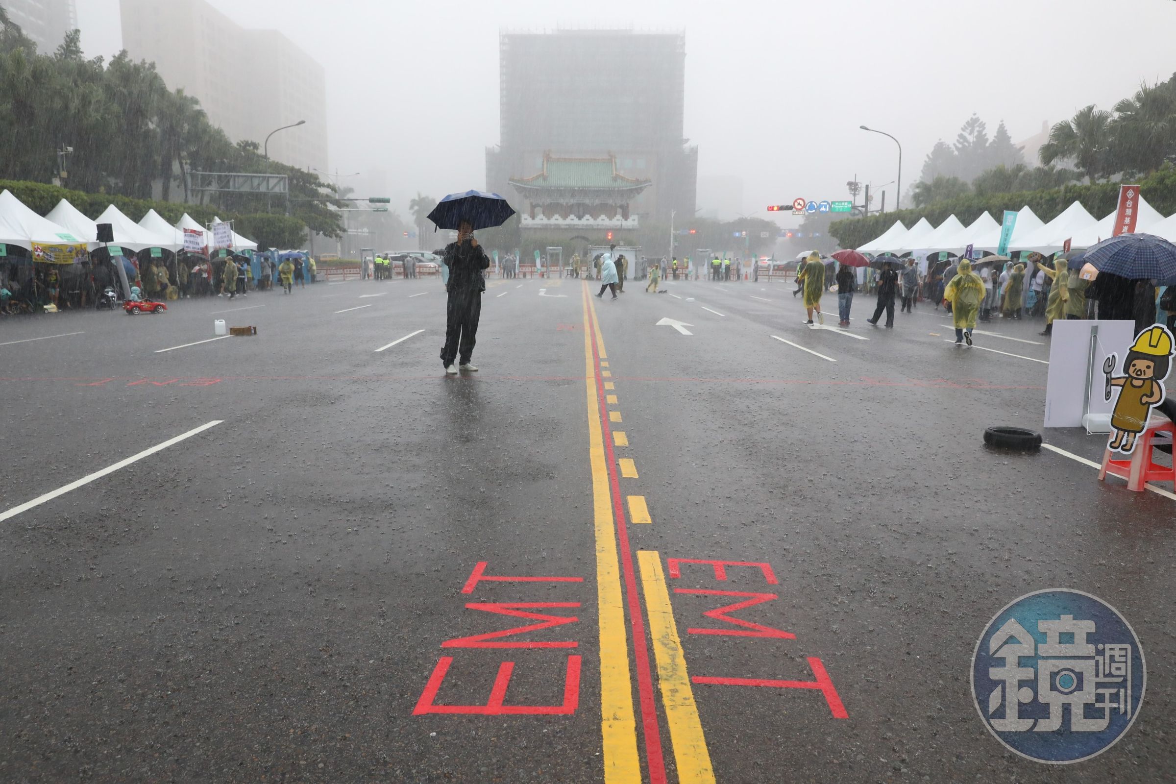 還路於民大遊行盛大舉辦，但天公不作美下起大雷雨。