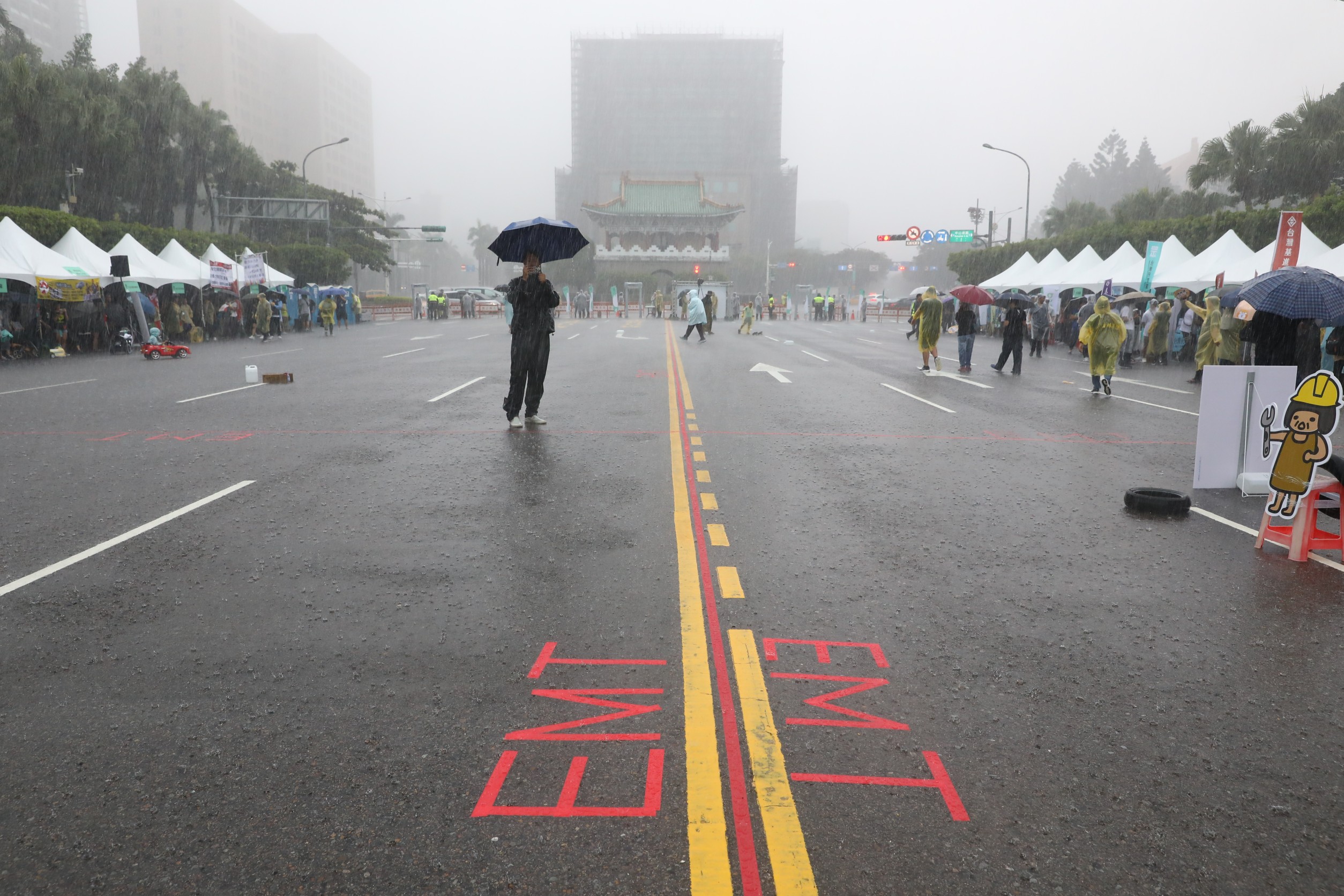 還路於民大遊行盛大舉辦，但天公不作美下起大雷雨。